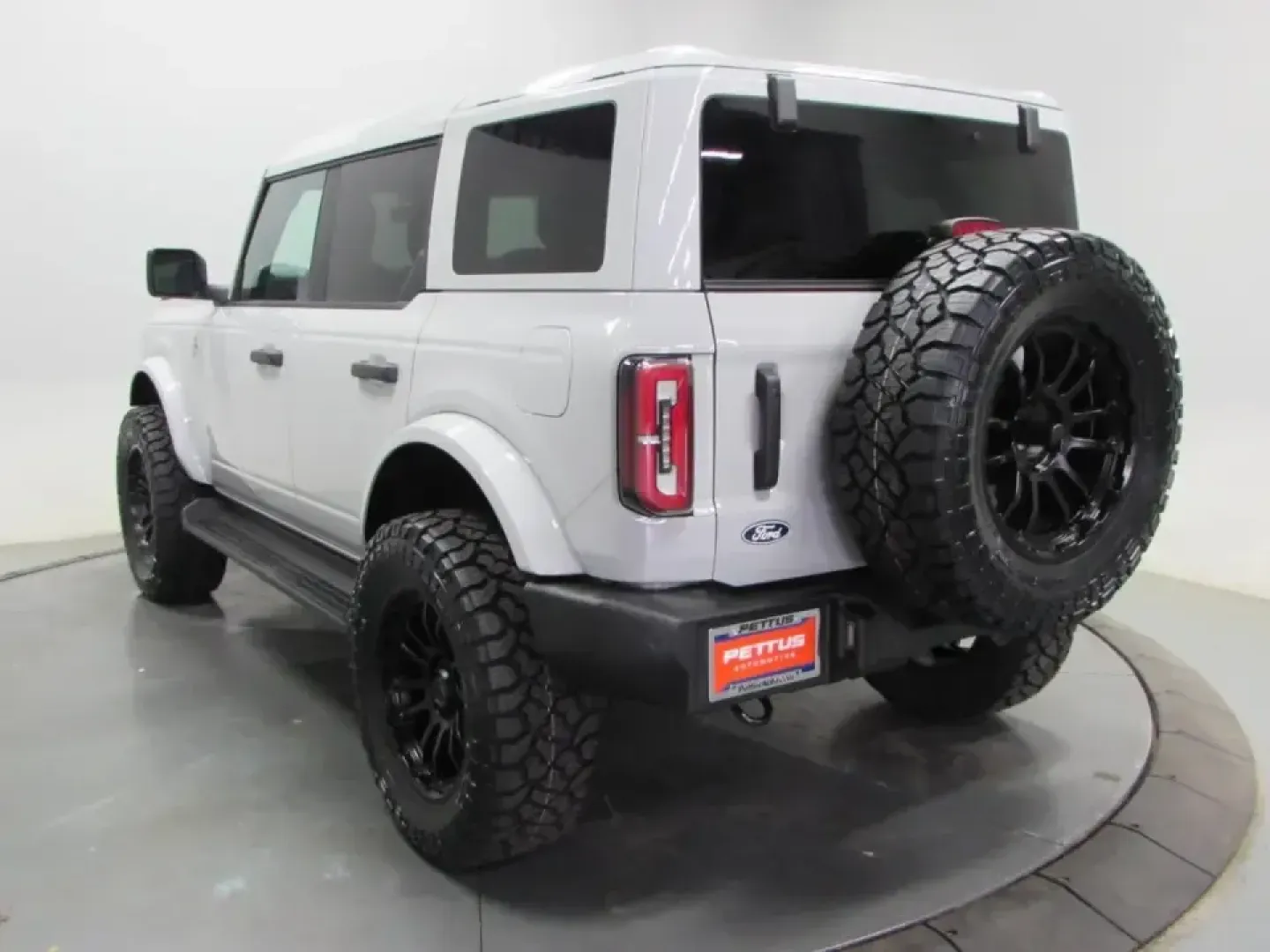 2026 /Black Onyx Ford Bronco Outer Banks (1FMEE8BP7TL) with an 2.7L V6 engine, Automatic transmission, located at 12836 Highway 21, De Soto, MO, 63020, (636) 337-7777, 38.151867, -90.575615 - Weekend trail runs, lake days, and everyday commuting don't have to be separate vehicles-this **2026 Ford Bronco Outer Banks** is built for the driver who wants one SUV that can handle it all. With just **11 miles**, this Bronco feels practically brand-new, yet it's positioned like a smart **pre-own - Photo#4