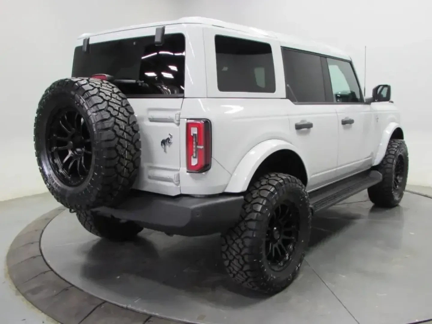 2026 /Black Onyx Ford Bronco Outer Banks (1FMEE8BP7TL) with an 2.7L V6 engine, Automatic transmission, located at 12836 Highway 21, De Soto, MO, 63020, (636) 337-7777, 38.151867, -90.575615 - Weekend trail runs, lake days, and everyday commuting don't have to be separate vehicles-this **2026 Ford Bronco Outer Banks** is built for the driver who wants one SUV that can handle it all. With just **11 miles**, this Bronco feels practically brand-new, yet it's positioned like a smart **pre-own - Photo#6
