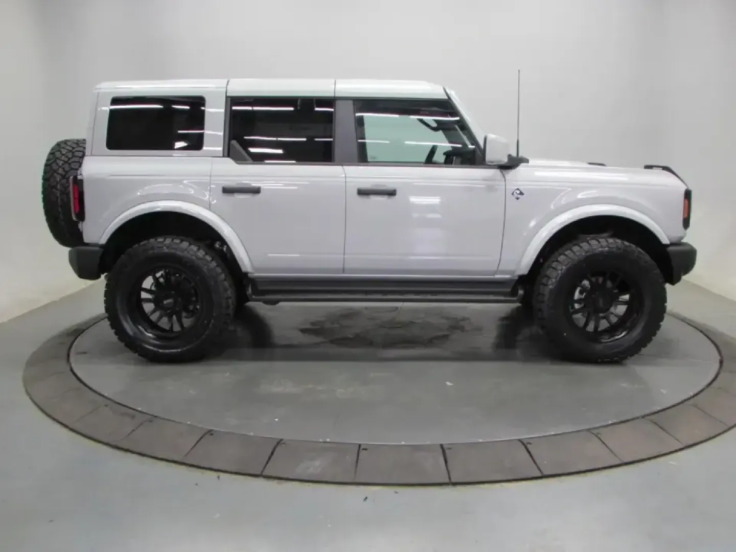 2026 /Black Onyx Ford Bronco Outer Banks (1FMEE8BP7TL) with an 2.7L V6 engine, Automatic transmission, located at 12836 Highway 21, De Soto, MO, 63020, (636) 337-7777, 38.151867, -90.575615 - Weekend trail runs, lake days, and everyday commuting don't have to be separate vehicles-this **2026 Ford Bronco Outer Banks** is built for the driver who wants one SUV that can handle it all. With just **11 miles**, this Bronco feels practically brand-new, yet it's positioned like a smart **pre-own - Photo#7