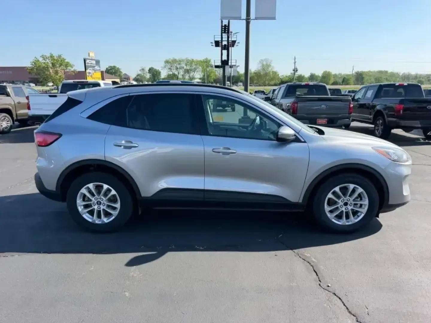 2021 /Dark Earth Gray Cloth Ford Escape SE (1FMCU0BZ4MU) with an 2.5L iVCT Atkinson Cycle I-4 Hybrid engine, Automatic transmission, located at 970 Woodlawn Dr., Farmington, MO, 63640, (573) 431-7800, 37.825642, -90.468674 - Weekday commutes down Highway 67, school drop-offs around Farmington, and spontaneous weekend getaways toward St. Joe State Park get a whole lot easier when your SUV is comfortable, efficient, and ready for real life. This **2021 Ford Escape SE Hybrid** blends smart fuel savings with the versatility - Photo#1