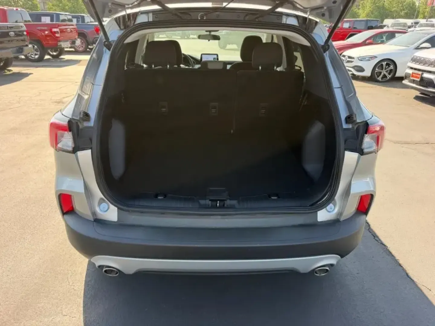 2021 /Dark Earth Gray Cloth Ford Escape SE (1FMCU0BZ4MU) with an 2.5L iVCT Atkinson Cycle I-4 Hybrid engine, Automatic transmission, located at 970 Woodlawn Dr., Farmington, MO, 63640, (573) 431-7800, 37.825642, -90.468674 - Weekday commutes down Highway 67, school drop-offs around Farmington, and spontaneous weekend getaways toward St. Joe State Park get a whole lot easier when your SUV is comfortable, efficient, and ready for real life. This **2021 Ford Escape SE Hybrid** blends smart fuel savings with the versatility - Photo#4