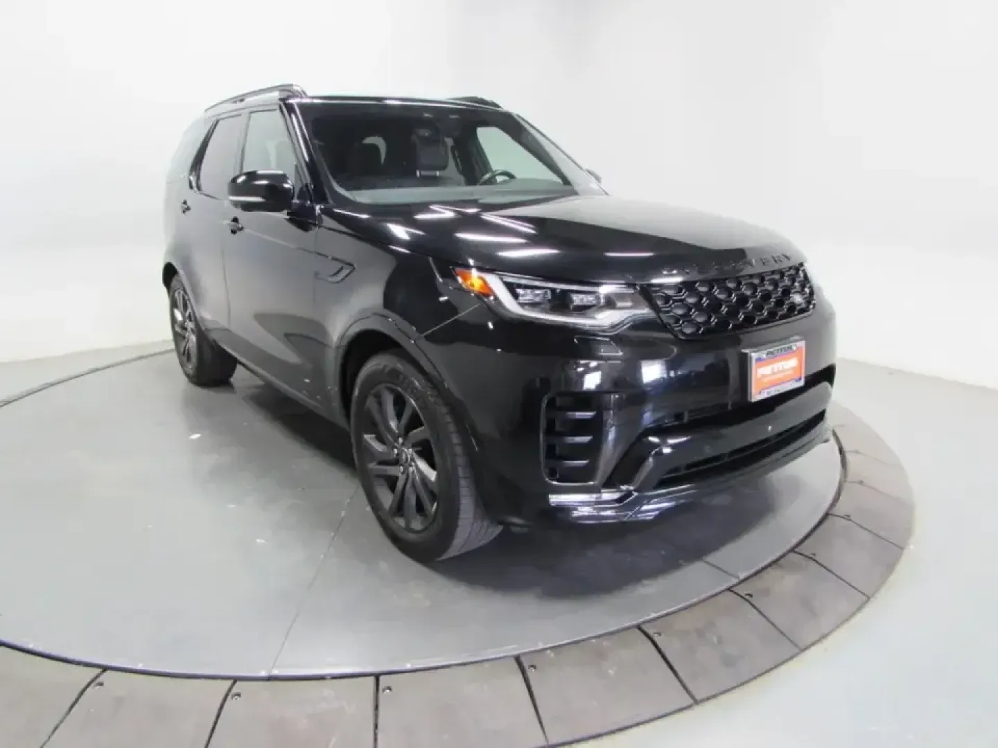 2022 /Ebony/Ebony Land Rover Discovery S R-Dynamic (SALRT4EU9N2) with an 3.0L V6 DOHC 24V engine, Automatic transmission, located at 12830 Highway 21, De Soto, MO, 63020, (636) 337-7777, 38.153099, -90.573624 - Pack the family, load up the gear, and point the hood toward your next weekend escape-this 2022 Land Rover Discovery S R-Dynamic is built for Missouri life, whether that means daily commuting from De Soto to St. Louis, a comfortable run up Highway 21, or a road-trip-ready cabin for longer drives. Wi - Photo#0