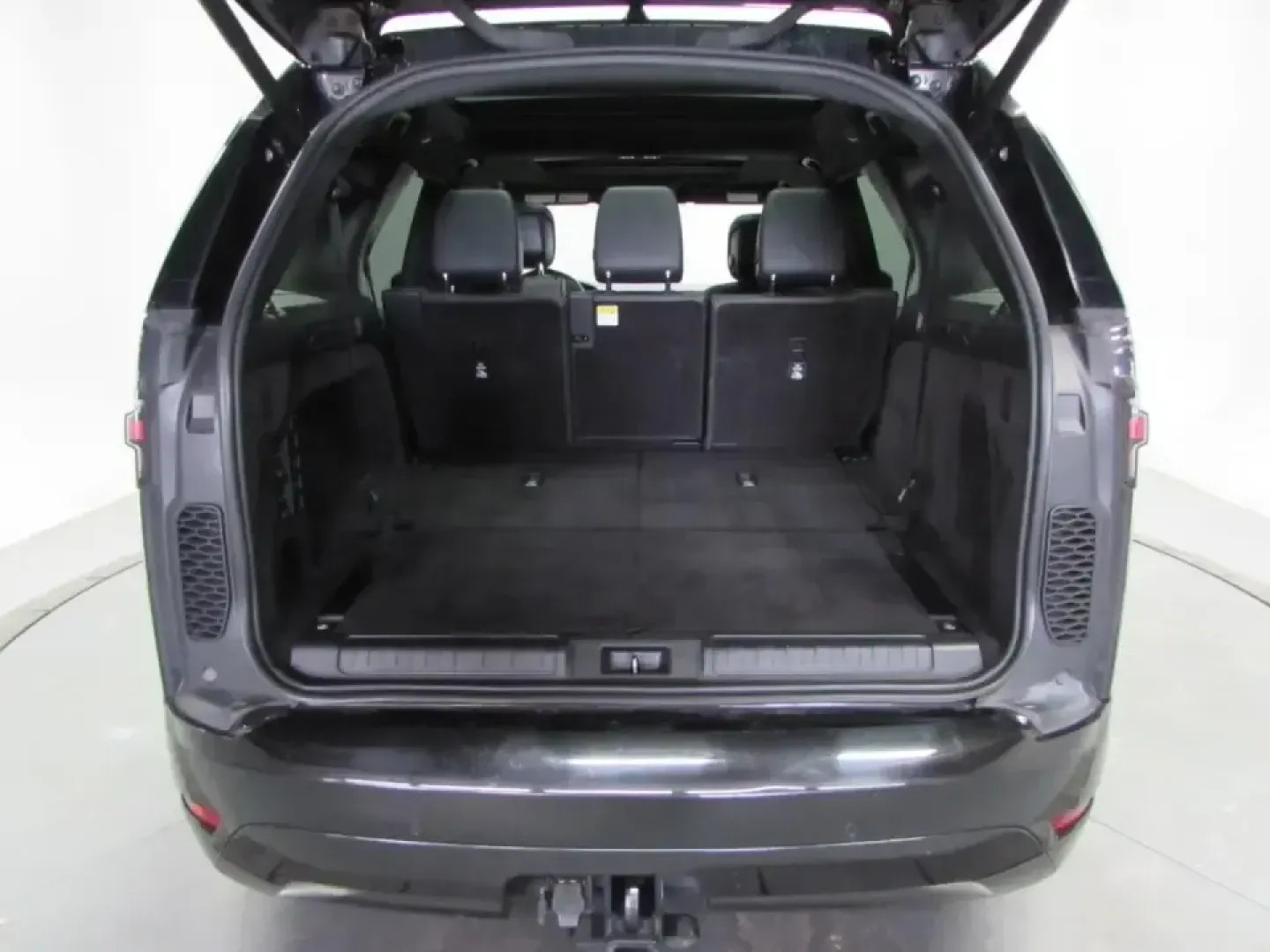 2022 /Ebony/Ebony Land Rover Discovery S R-Dynamic (SALRT4EU9N2) with an 3.0L V6 DOHC 24V engine, Automatic transmission, located at 12830 Highway 21, De Soto, MO, 63020, (636) 337-7777, 38.153099, -90.573624 - Pack the family, load up the gear, and point the hood toward your next weekend escape-this 2022 Land Rover Discovery S R-Dynamic is built for Missouri life, whether that means daily commuting from De Soto to St. Louis, a comfortable run up Highway 21, or a road-trip-ready cabin for longer drives. Wi - Photo#10