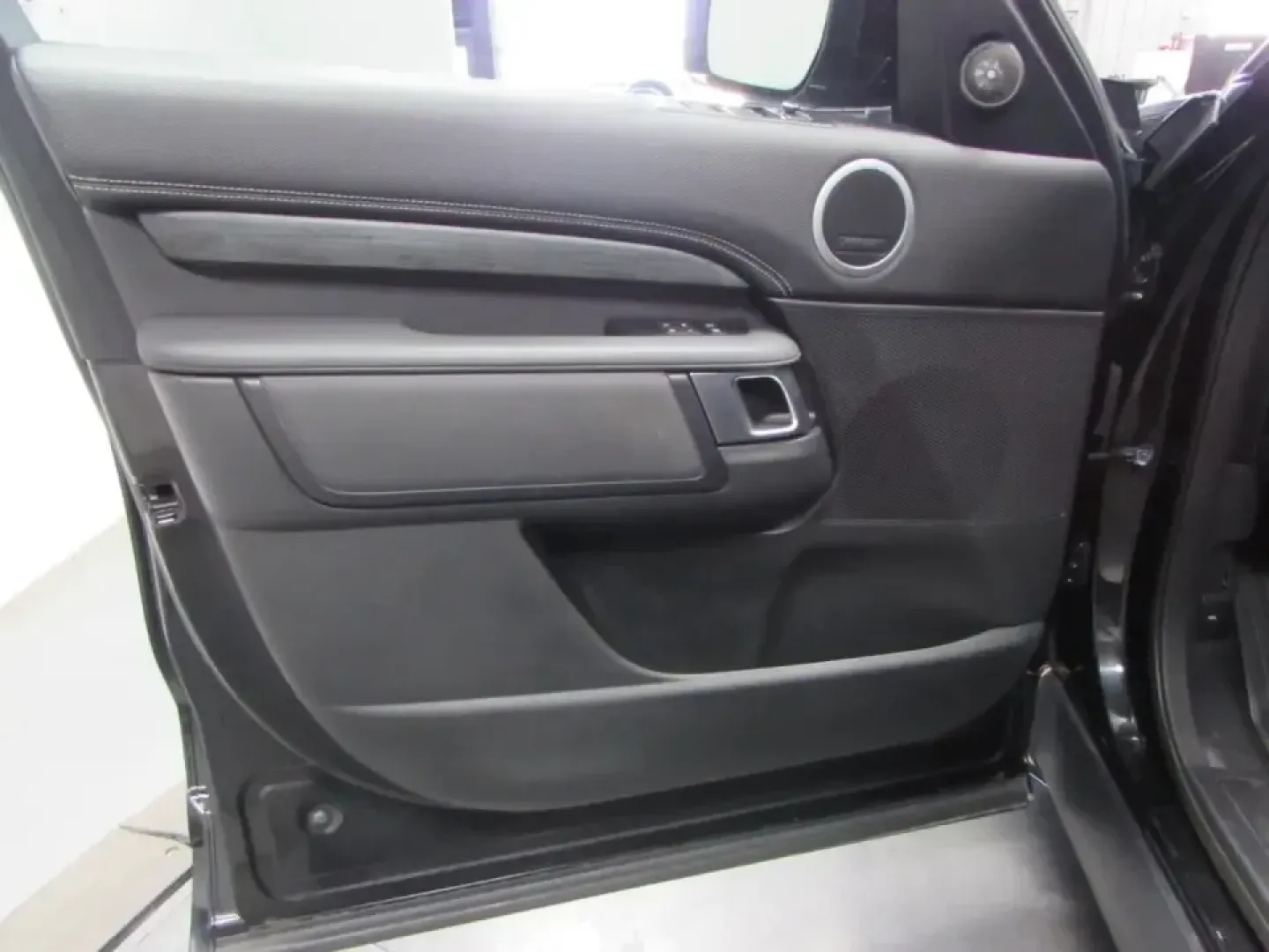 2022 /Ebony/Ebony Land Rover Discovery S R-Dynamic (SALRT4EU9N2) with an 3.0L V6 DOHC 24V engine, Automatic transmission, located at 12830 Highway 21, De Soto, MO, 63020, (636) 337-7777, 38.153099, -90.573624 - Pack the family, load up the gear, and point the hood toward your next weekend escape-this 2022 Land Rover Discovery S R-Dynamic is built for Missouri life, whether that means daily commuting from De Soto to St. Louis, a comfortable run up Highway 21, or a road-trip-ready cabin for longer drives. Wi - Photo#11