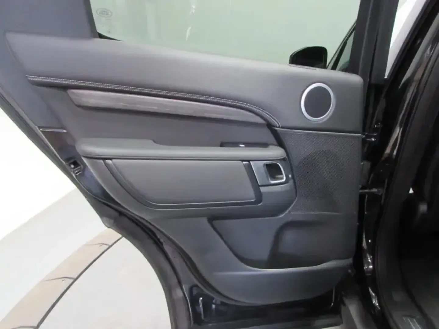 2022 /Ebony/Ebony Land Rover Discovery S R-Dynamic (SALRT4EU9N2) with an 3.0L V6 DOHC 24V engine, Automatic transmission, located at 12830 Highway 21, De Soto, MO, 63020, (636) 337-7777, 38.153099, -90.573624 - Pack the family, load up the gear, and point the hood toward your next weekend escape-this 2022 Land Rover Discovery S R-Dynamic is built for Missouri life, whether that means daily commuting from De Soto to St. Louis, a comfortable run up Highway 21, or a road-trip-ready cabin for longer drives. Wi - Photo#13