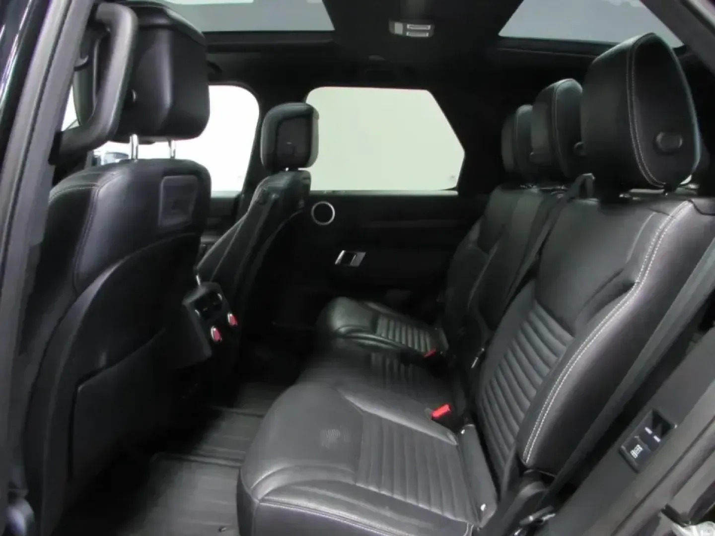 2022 /Ebony/Ebony Land Rover Discovery S R-Dynamic (SALRT4EU9N2) with an 3.0L V6 DOHC 24V engine, Automatic transmission, located at 12830 Highway 21, De Soto, MO, 63020, (636) 337-7777, 38.153099, -90.573624 - Pack the family, load up the gear, and point the hood toward your next weekend escape-this 2022 Land Rover Discovery S R-Dynamic is built for Missouri life, whether that means daily commuting from De Soto to St. Louis, a comfortable run up Highway 21, or a road-trip-ready cabin for longer drives. Wi - Photo#14