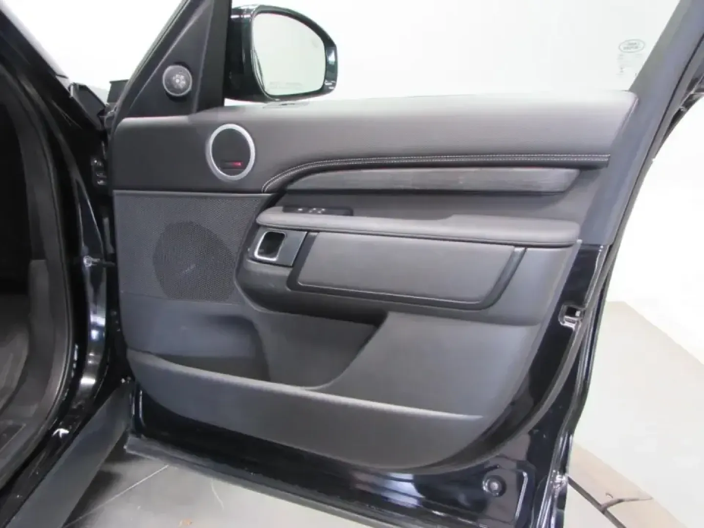 2022 /Ebony/Ebony Land Rover Discovery S R-Dynamic (SALRT4EU9N2) with an 3.0L V6 DOHC 24V engine, Automatic transmission, located at 12830 Highway 21, De Soto, MO, 63020, (636) 337-7777, 38.153099, -90.573624 - Pack the family, load up the gear, and point the hood toward your next weekend escape-this 2022 Land Rover Discovery S R-Dynamic is built for Missouri life, whether that means daily commuting from De Soto to St. Louis, a comfortable run up Highway 21, or a road-trip-ready cabin for longer drives. Wi - Photo#15