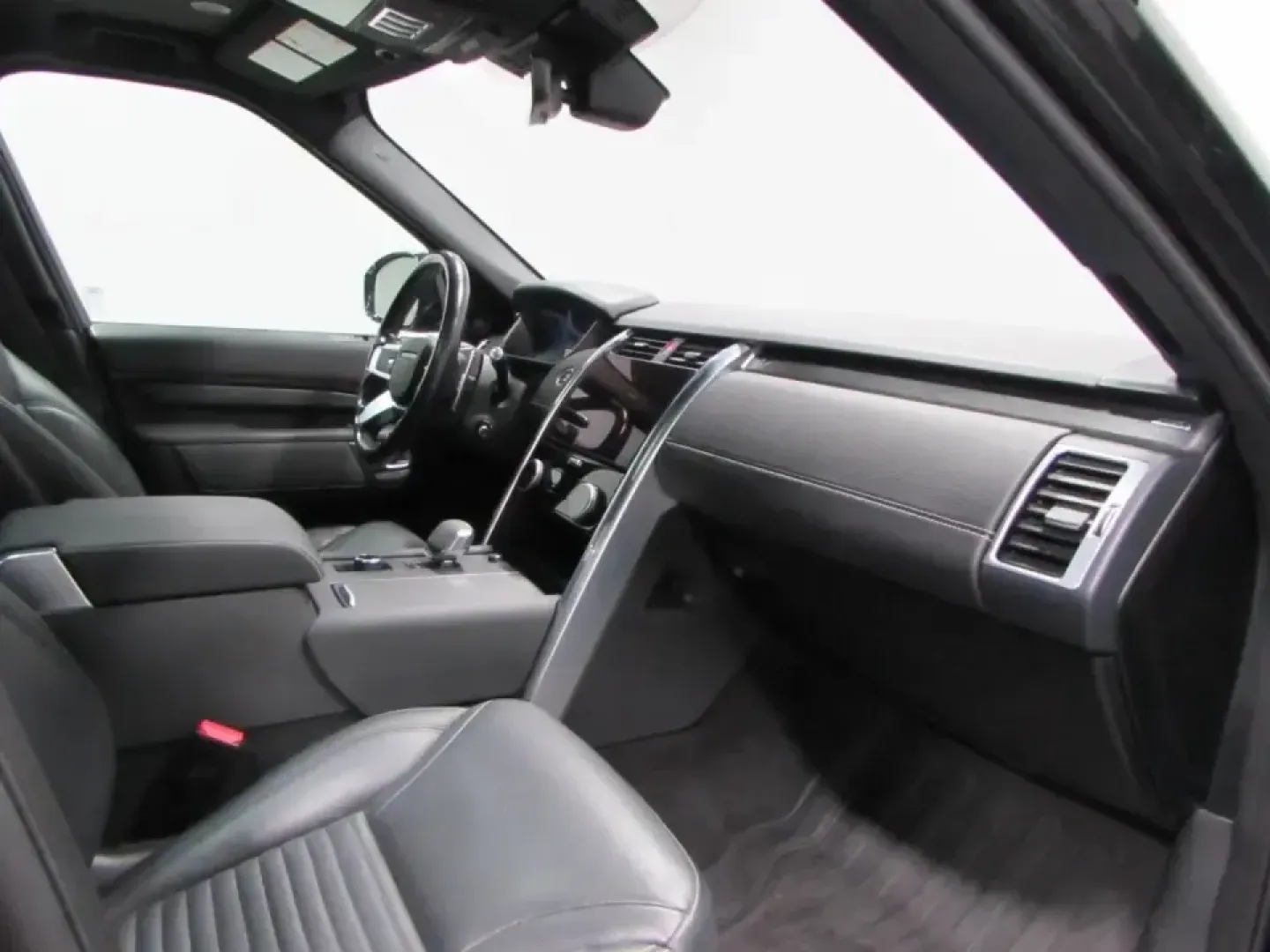 2022 /Ebony/Ebony Land Rover Discovery S R-Dynamic (SALRT4EU9N2) with an 3.0L V6 DOHC 24V engine, Automatic transmission, located at 12830 Highway 21, De Soto, MO, 63020, (636) 337-7777, 38.153099, -90.573624 - Pack the family, load up the gear, and point the hood toward your next weekend escape-this 2022 Land Rover Discovery S R-Dynamic is built for Missouri life, whether that means daily commuting from De Soto to St. Louis, a comfortable run up Highway 21, or a road-trip-ready cabin for longer drives. Wi - Photo#16