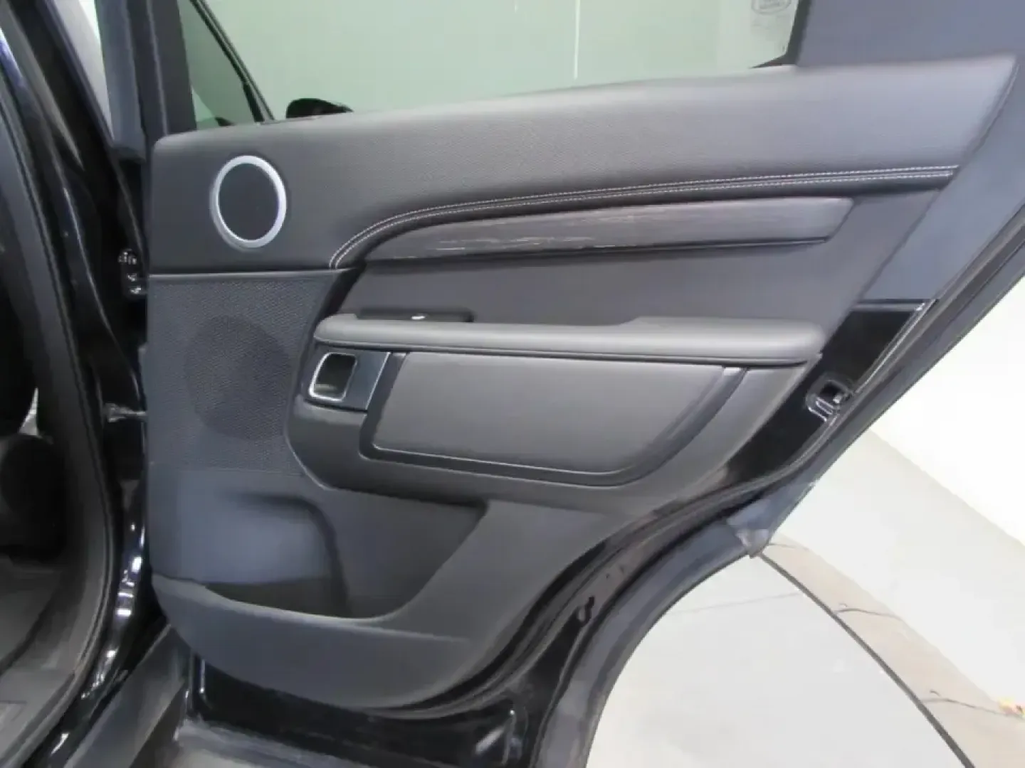 2022 /Ebony/Ebony Land Rover Discovery S R-Dynamic (SALRT4EU9N2) with an 3.0L V6 DOHC 24V engine, Automatic transmission, located at 12830 Highway 21, De Soto, MO, 63020, (636) 337-7777, 38.153099, -90.573624 - Pack the family, load up the gear, and point the hood toward your next weekend escape-this 2022 Land Rover Discovery S R-Dynamic is built for Missouri life, whether that means daily commuting from De Soto to St. Louis, a comfortable run up Highway 21, or a road-trip-ready cabin for longer drives. Wi - Photo#17
