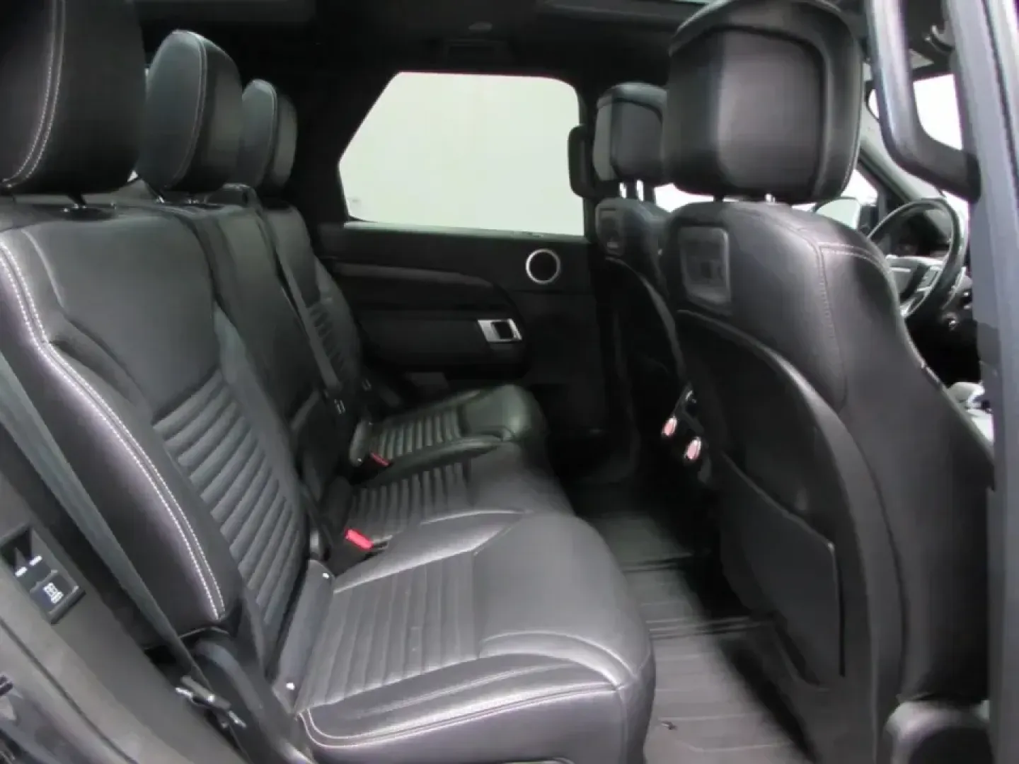 2022 /Ebony/Ebony Land Rover Discovery S R-Dynamic (SALRT4EU9N2) with an 3.0L V6 DOHC 24V engine, Automatic transmission, located at 12830 Highway 21, De Soto, MO, 63020, (636) 337-7777, 38.153099, -90.573624 - Pack the family, load up the gear, and point the hood toward your next weekend escape-this 2022 Land Rover Discovery S R-Dynamic is built for Missouri life, whether that means daily commuting from De Soto to St. Louis, a comfortable run up Highway 21, or a road-trip-ready cabin for longer drives. Wi - Photo#18