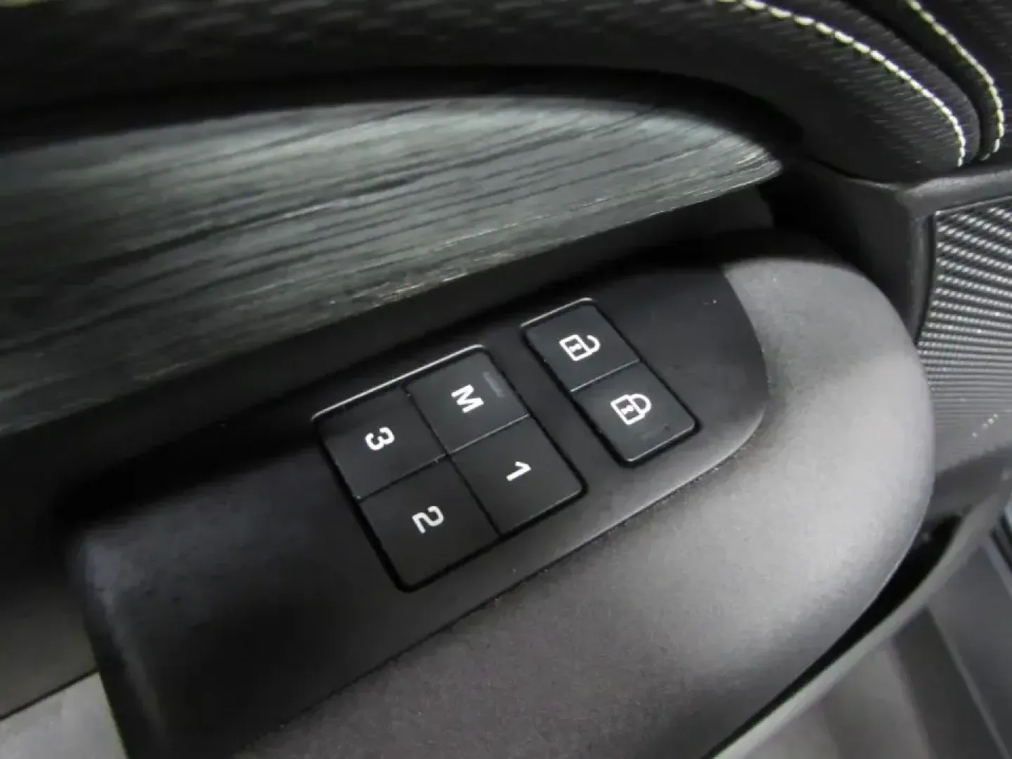 2022 /Ebony/Ebony Land Rover Discovery S R-Dynamic (SALRT4EU9N2) with an 3.0L V6 DOHC 24V engine, Automatic transmission, located at 12830 Highway 21, De Soto, MO, 63020, (636) 337-7777, 38.153099, -90.573624 - Pack the family, load up the gear, and point the hood toward your next weekend escape-this 2022 Land Rover Discovery S R-Dynamic is built for Missouri life, whether that means daily commuting from De Soto to St. Louis, a comfortable run up Highway 21, or a road-trip-ready cabin for longer drives. Wi - Photo#19