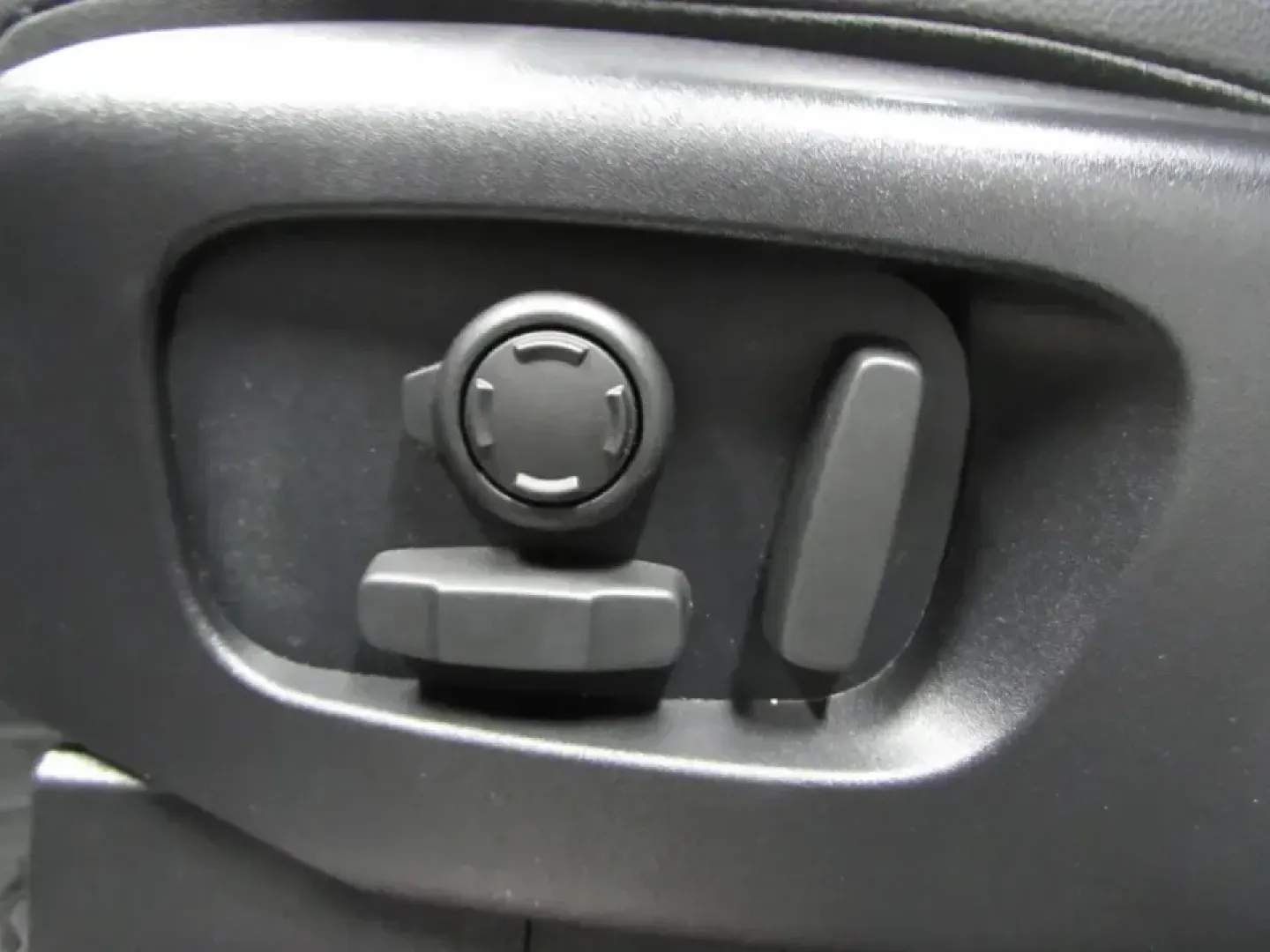 2022 /Ebony/Ebony Land Rover Discovery S R-Dynamic (SALRT4EU9N2) with an 3.0L V6 DOHC 24V engine, Automatic transmission, located at 12830 Highway 21, De Soto, MO, 63020, (636) 337-7777, 38.153099, -90.573624 - Pack the family, load up the gear, and point the hood toward your next weekend escape-this 2022 Land Rover Discovery S R-Dynamic is built for Missouri life, whether that means daily commuting from De Soto to St. Louis, a comfortable run up Highway 21, or a road-trip-ready cabin for longer drives. Wi - Photo#21