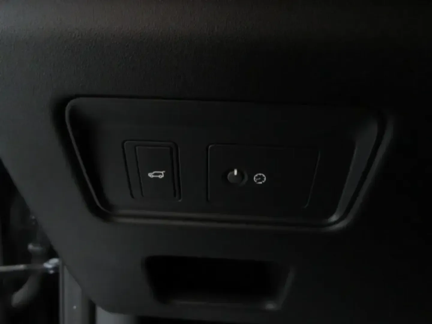 2022 /Ebony/Ebony Land Rover Discovery S R-Dynamic (SALRT4EU9N2) with an 3.0L V6 DOHC 24V engine, Automatic transmission, located at 12830 Highway 21, De Soto, MO, 63020, (636) 337-7777, 38.153099, -90.573624 - Pack the family, load up the gear, and point the hood toward your next weekend escape-this 2022 Land Rover Discovery S R-Dynamic is built for Missouri life, whether that means daily commuting from De Soto to St. Louis, a comfortable run up Highway 21, or a road-trip-ready cabin for longer drives. Wi - Photo#22