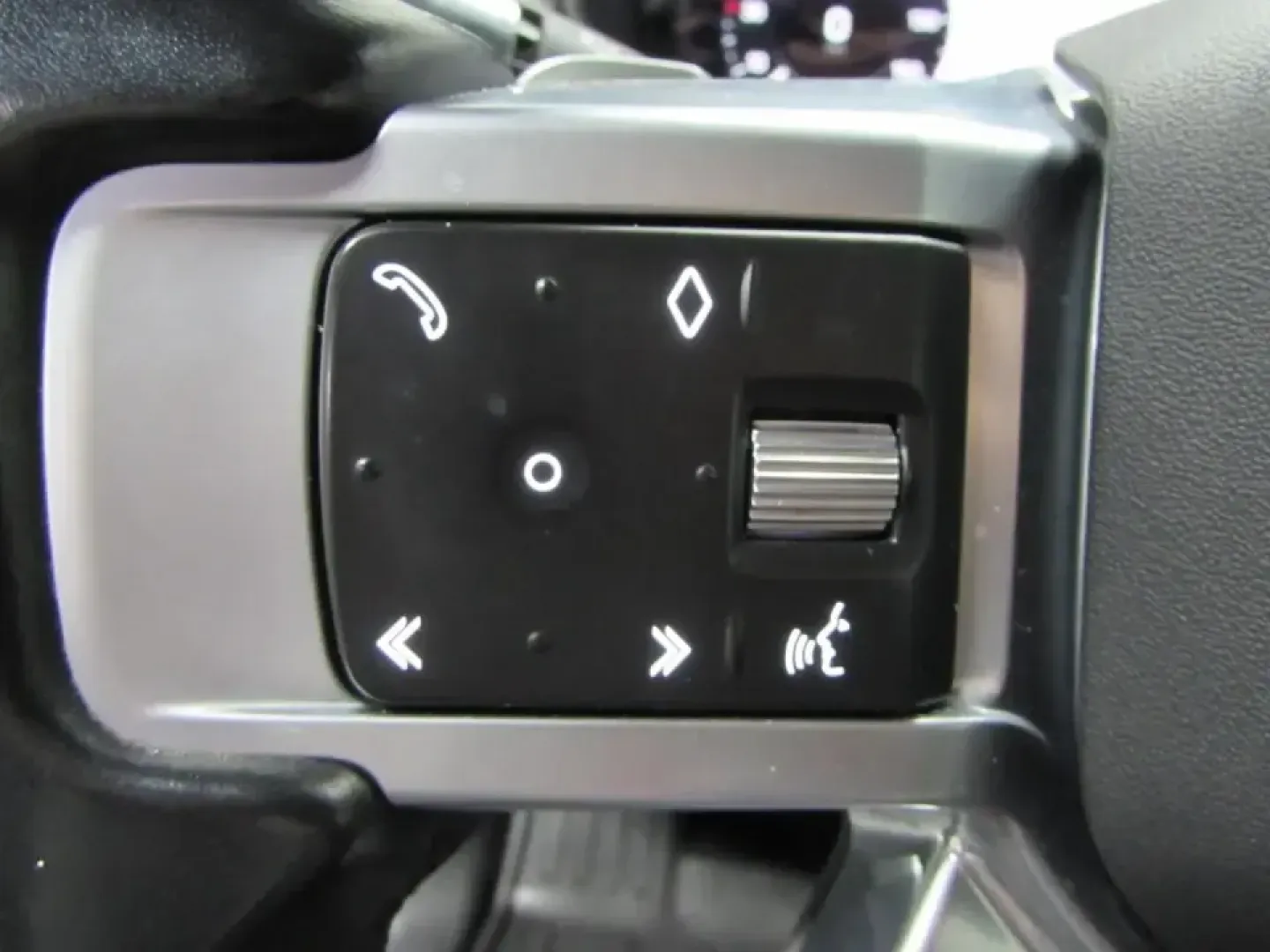 2022 /Ebony/Ebony Land Rover Discovery S R-Dynamic (SALRT4EU9N2) with an 3.0L V6 DOHC 24V engine, Automatic transmission, located at 12830 Highway 21, De Soto, MO, 63020, (636) 337-7777, 38.153099, -90.573624 - Pack the family, load up the gear, and point the hood toward your next weekend escape-this 2022 Land Rover Discovery S R-Dynamic is built for Missouri life, whether that means daily commuting from De Soto to St. Louis, a comfortable run up Highway 21, or a road-trip-ready cabin for longer drives. Wi - Photo#24