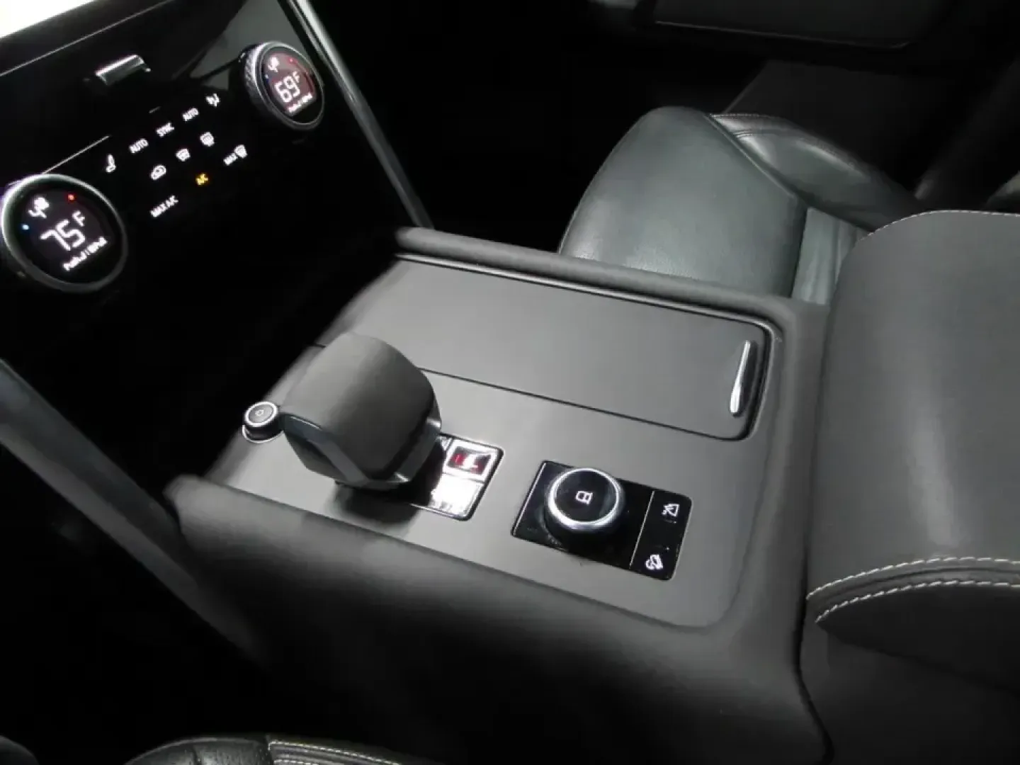 2022 /Ebony/Ebony Land Rover Discovery S R-Dynamic (SALRT4EU9N2) with an 3.0L V6 DOHC 24V engine, Automatic transmission, located at 12830 Highway 21, De Soto, MO, 63020, (636) 337-7777, 38.153099, -90.573624 - Pack the family, load up the gear, and point the hood toward your next weekend escape-this 2022 Land Rover Discovery S R-Dynamic is built for Missouri life, whether that means daily commuting from De Soto to St. Louis, a comfortable run up Highway 21, or a road-trip-ready cabin for longer drives. Wi - Photo#30