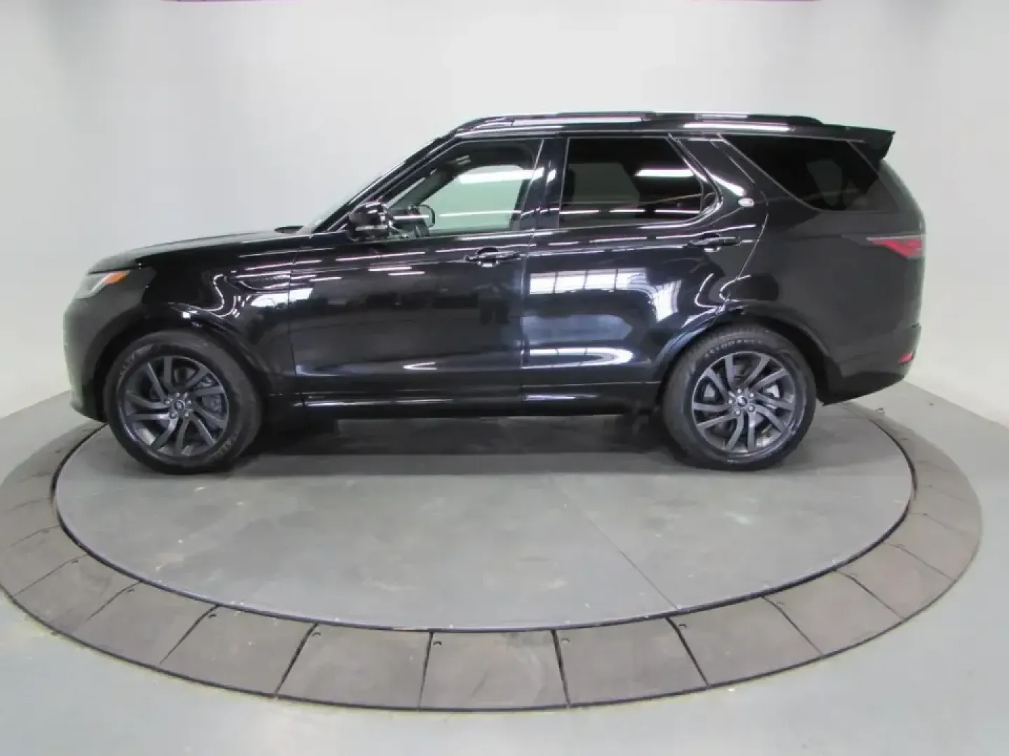 2022 /Ebony/Ebony Land Rover Discovery S R-Dynamic (SALRT4EU9N2) with an 3.0L V6 DOHC 24V engine, Automatic transmission, located at 12830 Highway 21, De Soto, MO, 63020, (636) 337-7777, 38.153099, -90.573624 - Pack the family, load up the gear, and point the hood toward your next weekend escape-this 2022 Land Rover Discovery S R-Dynamic is built for Missouri life, whether that means daily commuting from De Soto to St. Louis, a comfortable run up Highway 21, or a road-trip-ready cabin for longer drives. Wi - Photo#3