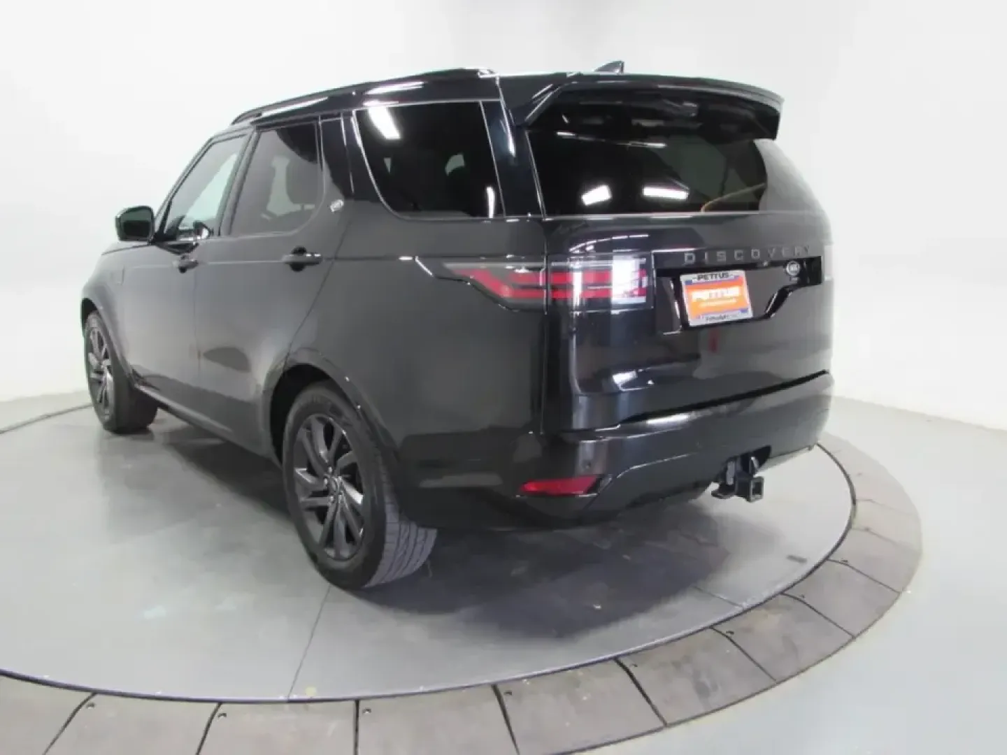 2022 /Ebony/Ebony Land Rover Discovery S R-Dynamic (SALRT4EU9N2) with an 3.0L V6 DOHC 24V engine, Automatic transmission, located at 12830 Highway 21, De Soto, MO, 63020, (636) 337-7777, 38.153099, -90.573624 - Pack the family, load up the gear, and point the hood toward your next weekend escape-this 2022 Land Rover Discovery S R-Dynamic is built for Missouri life, whether that means daily commuting from De Soto to St. Louis, a comfortable run up Highway 21, or a road-trip-ready cabin for longer drives. Wi - Photo#4