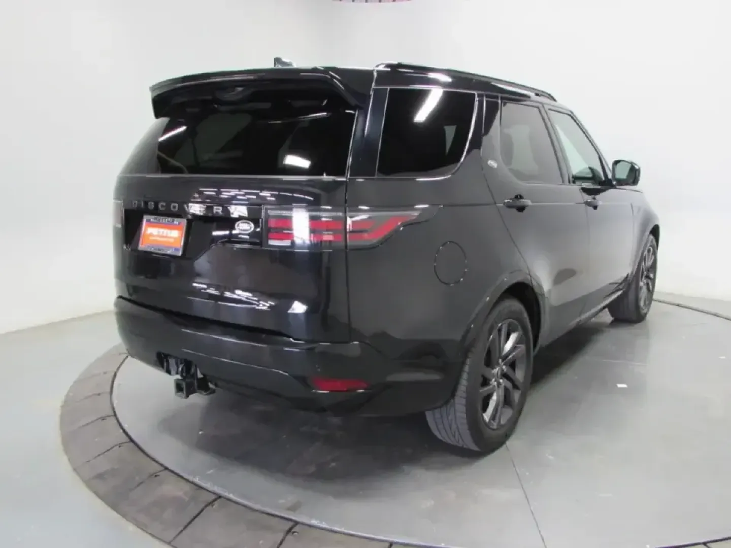2022 /Ebony/Ebony Land Rover Discovery S R-Dynamic (SALRT4EU9N2) with an 3.0L V6 DOHC 24V engine, Automatic transmission, located at 12830 Highway 21, De Soto, MO, 63020, (636) 337-7777, 38.153099, -90.573624 - Pack the family, load up the gear, and point the hood toward your next weekend escape-this 2022 Land Rover Discovery S R-Dynamic is built for Missouri life, whether that means daily commuting from De Soto to St. Louis, a comfortable run up Highway 21, or a road-trip-ready cabin for longer drives. Wi - Photo#6