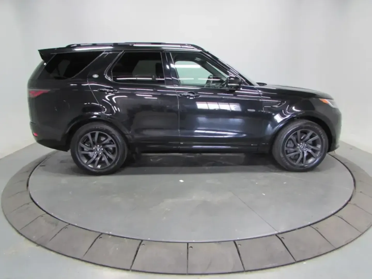2022 /Ebony/Ebony Land Rover Discovery S R-Dynamic (SALRT4EU9N2) with an 3.0L V6 DOHC 24V engine, Automatic transmission, located at 12830 Highway 21, De Soto, MO, 63020, (636) 337-7777, 38.153099, -90.573624 - Pack the family, load up the gear, and point the hood toward your next weekend escape-this 2022 Land Rover Discovery S R-Dynamic is built for Missouri life, whether that means daily commuting from De Soto to St. Louis, a comfortable run up Highway 21, or a road-trip-ready cabin for longer drives. Wi - Photo#7