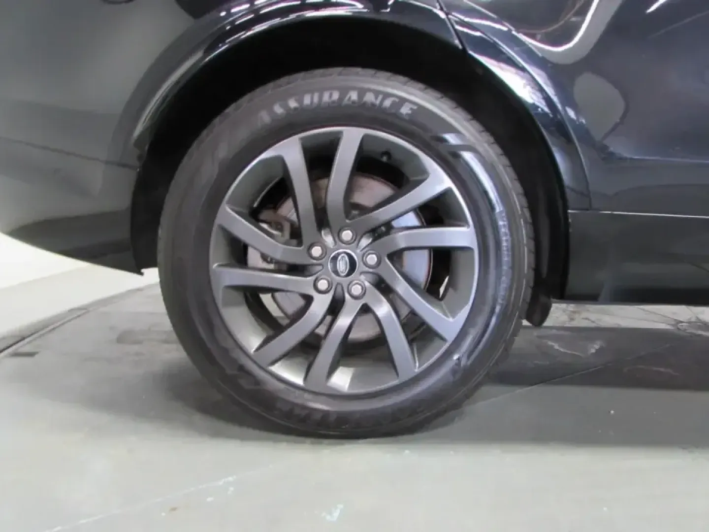 2022 /Ebony/Ebony Land Rover Discovery S R-Dynamic (SALRT4EU9N2) with an 3.0L V6 DOHC 24V engine, Automatic transmission, located at 12830 Highway 21, De Soto, MO, 63020, (636) 337-7777, 38.153099, -90.573624 - Pack the family, load up the gear, and point the hood toward your next weekend escape-this 2022 Land Rover Discovery S R-Dynamic is built for Missouri life, whether that means daily commuting from De Soto to St. Louis, a comfortable run up Highway 21, or a road-trip-ready cabin for longer drives. Wi - Photo#8