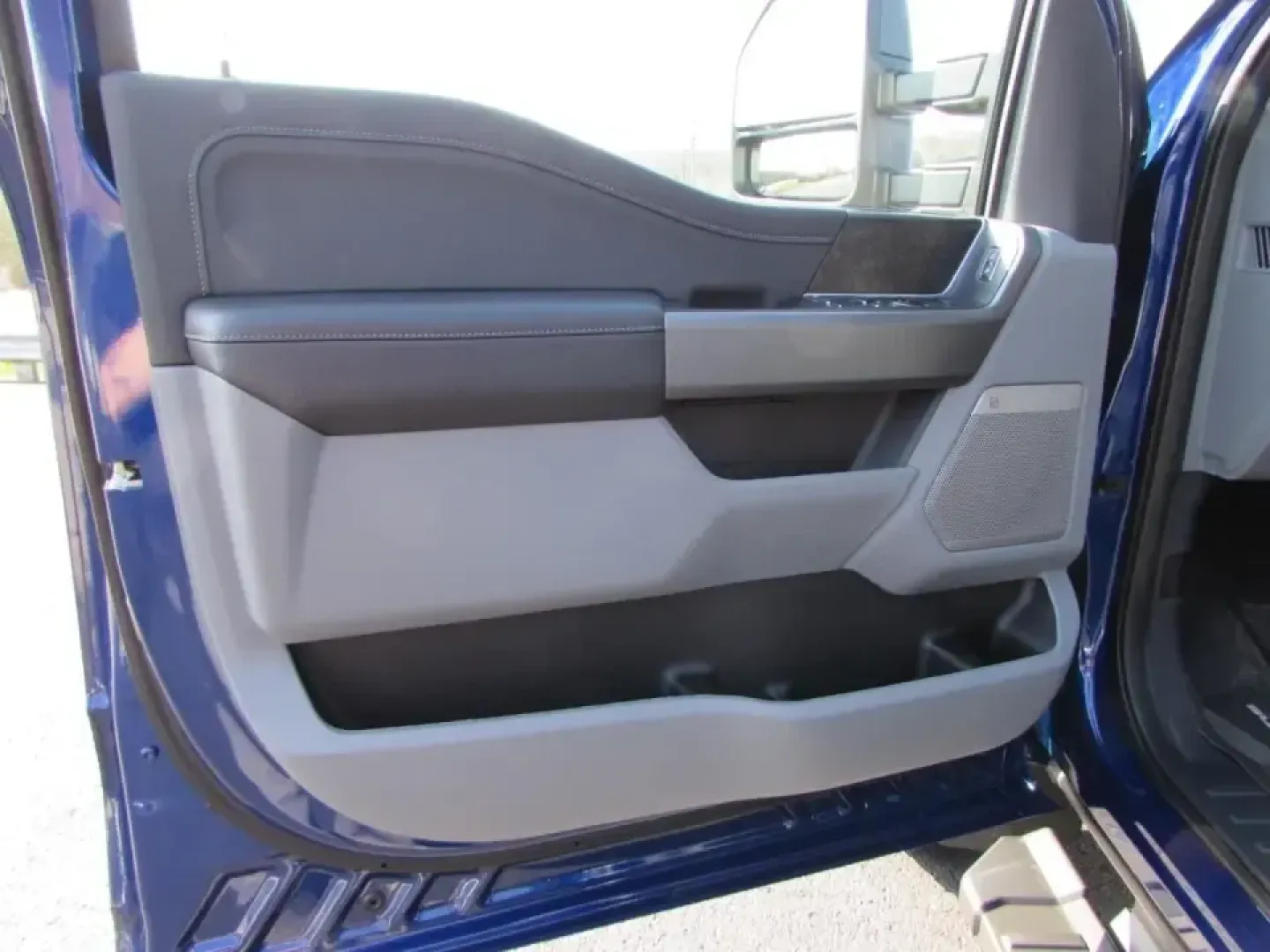 2026 Ford F-250SD XLT (1FT8W2BN6TE) with an 7.3L engine, 6A transmission, located at 12836 Highway 21, De Soto, MO, 63020, (636) 337-7777, 38.151867, -90.575615 - If your weekends involve hauling a camper to Washington State Park, pulling a work trailer down MO-21, or loading up the crew for a long day that starts before sunrise, this truck is built for your lifestyle. The 2026 Ford F-250 Super Duty XLT in striking Argon Blue is the kind of heavy-duty pickup - Photo#11
