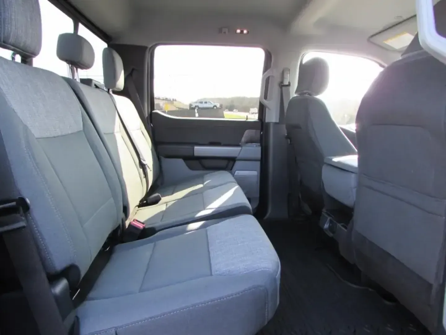 2026 Ford F-250SD XLT (1FT8W2BN6TE) with an 7.3L engine, 6A transmission, located at 12836 Highway 21, De Soto, MO, 63020, (636) 337-7777, 38.151867, -90.575615 - If your weekends involve hauling a camper to Washington State Park, pulling a work trailer down MO-21, or loading up the crew for a long day that starts before sunrise, this truck is built for your lifestyle. The 2026 Ford F-250 Super Duty XLT in striking Argon Blue is the kind of heavy-duty pickup - Photo#18