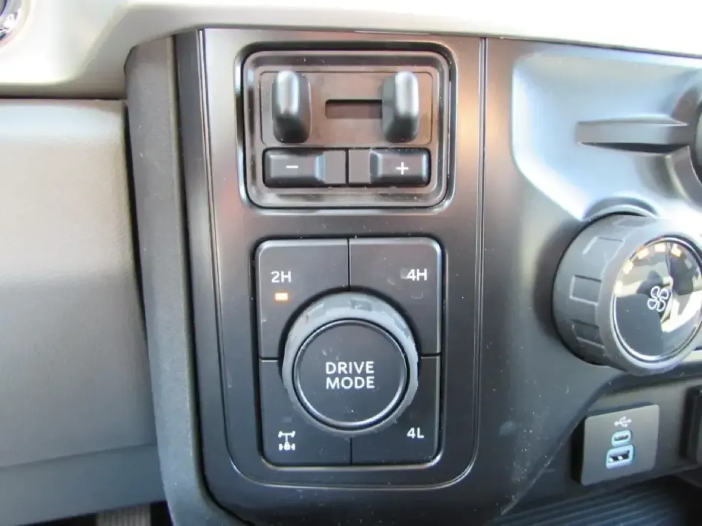 2026 Ford F-250SD XLT (1FT8W2BN6TE) with an 7.3L engine, 6A transmission, located at 12836 Highway 21, De Soto, MO, 63020, (636) 337-7777, 38.151867, -90.575615 - If your weekends involve hauling a camper to Washington State Park, pulling a work trailer down MO-21, or loading up the crew for a long day that starts before sunrise, this truck is built for your lifestyle. The 2026 Ford F-250 Super Duty XLT in striking Argon Blue is the kind of heavy-duty pickup - Photo#29