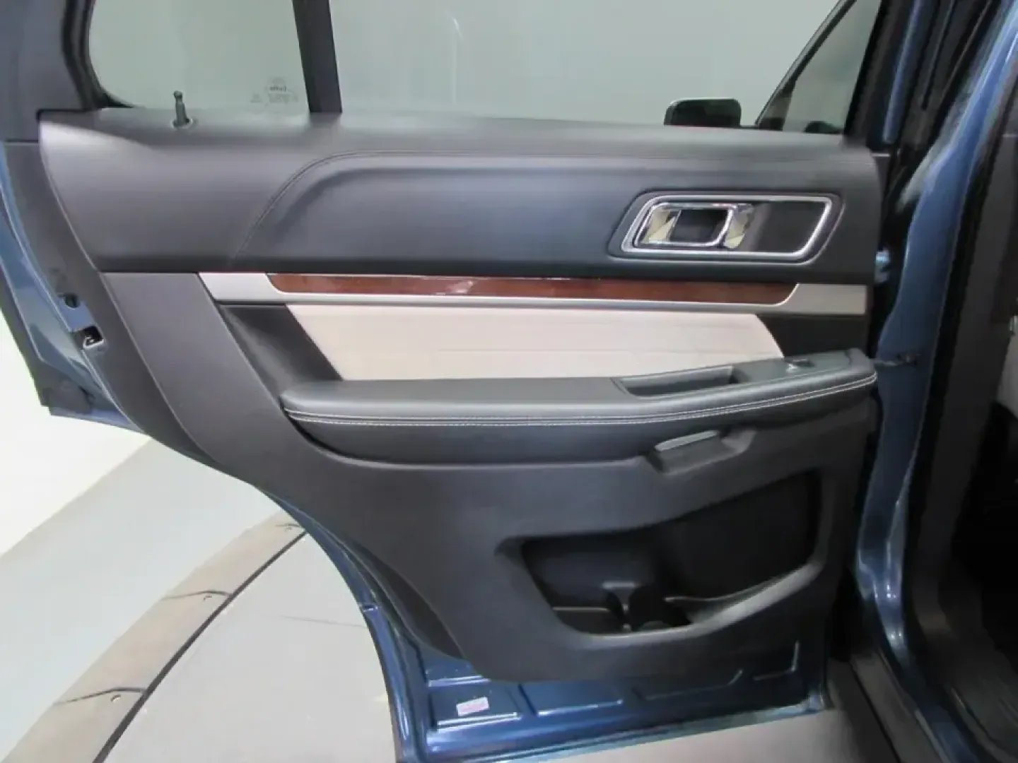 2018 /Medium Soft Ceramic Ford Explorer Platinum (1FM5K8HT1JG) with an 3.5L V6 DOHC 24V engine, Automatic transmission, located at 12836 Highway 21, De Soto, MO, 63020, (636) 337-7777, 38.151867, -90.575615 - Road-trip weekends, school-day carpools, and confident winter drives down Hwy 21 all get easier in a well-equipped SUV-and this **2018 Ford Explorer Platinum 4WD** is built for exactly that kind of real-life Missouri versatility. If you want a premium family hauler that can handle long commutes, unp - Photo#13
