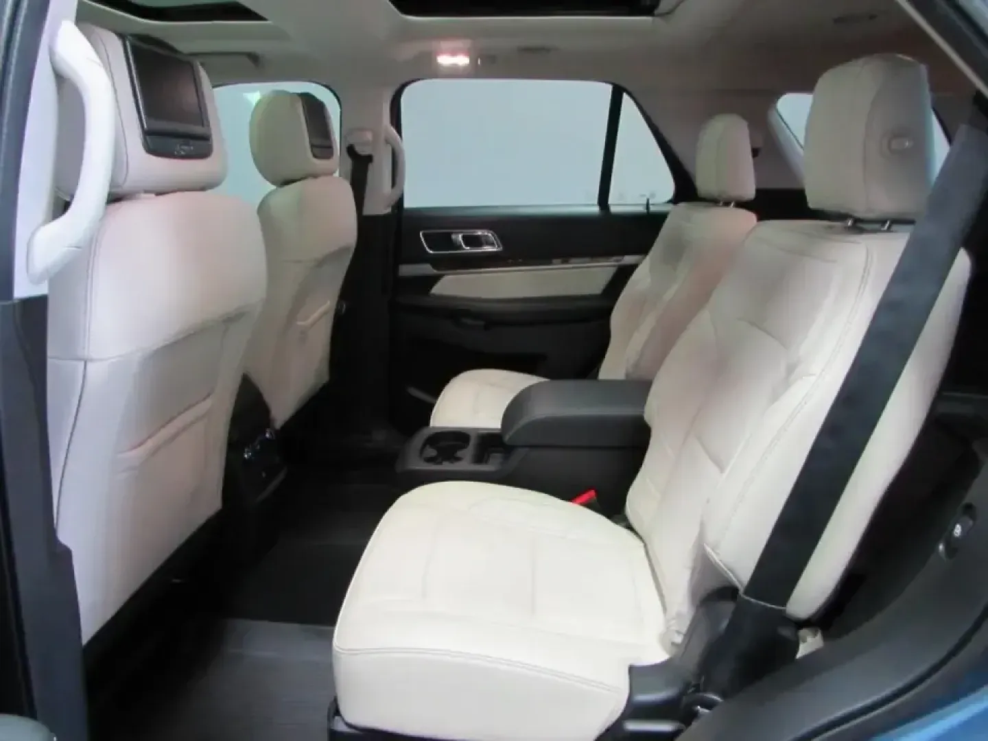 2018 /Medium Soft Ceramic Ford Explorer Platinum (1FM5K8HT1JG) with an 3.5L V6 DOHC 24V engine, Automatic transmission, located at 12836 Highway 21, De Soto, MO, 63020, (636) 337-7777, 38.151867, -90.575615 - Road-trip weekends, school-day carpools, and confident winter drives down Hwy 21 all get easier in a well-equipped SUV-and this **2018 Ford Explorer Platinum 4WD** is built for exactly that kind of real-life Missouri versatility. If you want a premium family hauler that can handle long commutes, unp - Photo#14