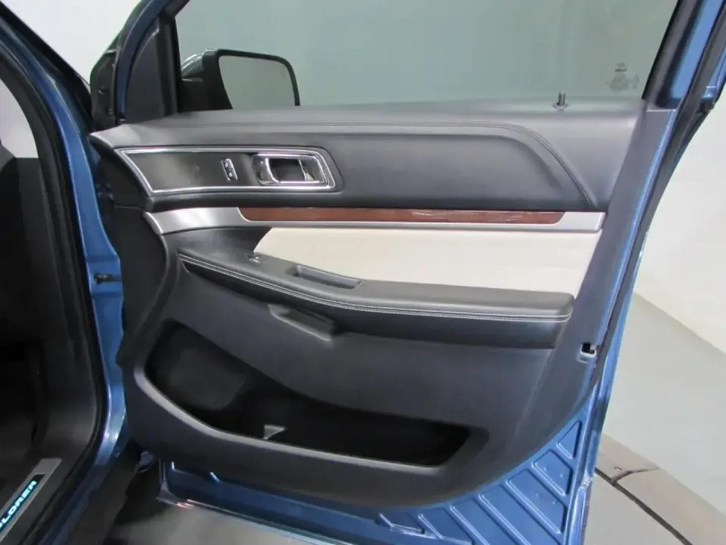 2018 /Medium Soft Ceramic Ford Explorer Platinum (1FM5K8HT1JG) with an 3.5L V6 DOHC 24V engine, Automatic transmission, located at 12836 Highway 21, De Soto, MO, 63020, (636) 337-7777, 38.151867, -90.575615 - Road-trip weekends, school-day carpools, and confident winter drives down Hwy 21 all get easier in a well-equipped SUV-and this **2018 Ford Explorer Platinum 4WD** is built for exactly that kind of real-life Missouri versatility. If you want a premium family hauler that can handle long commutes, unp - Photo#15