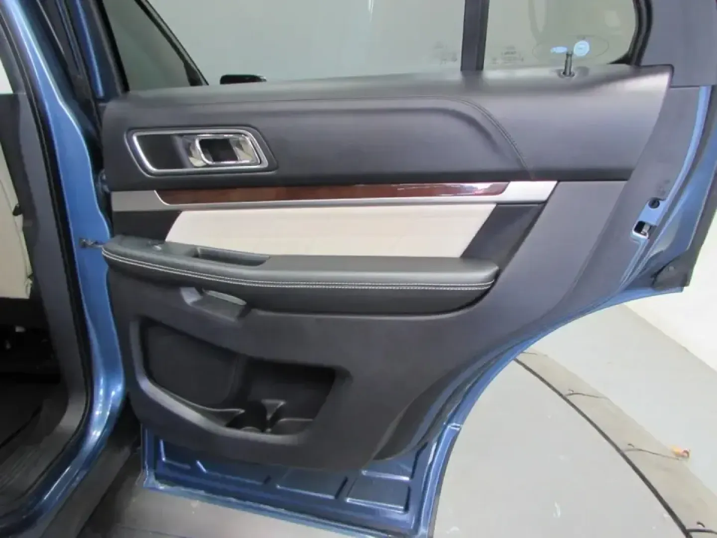 2018 /Medium Soft Ceramic Ford Explorer Platinum (1FM5K8HT1JG) with an 3.5L V6 DOHC 24V engine, Automatic transmission, located at 12836 Highway 21, De Soto, MO, 63020, (636) 337-7777, 38.151867, -90.575615 - Road-trip weekends, school-day carpools, and confident winter drives down Hwy 21 all get easier in a well-equipped SUV-and this **2018 Ford Explorer Platinum 4WD** is built for exactly that kind of real-life Missouri versatility. If you want a premium family hauler that can handle long commutes, unp - Photo#17