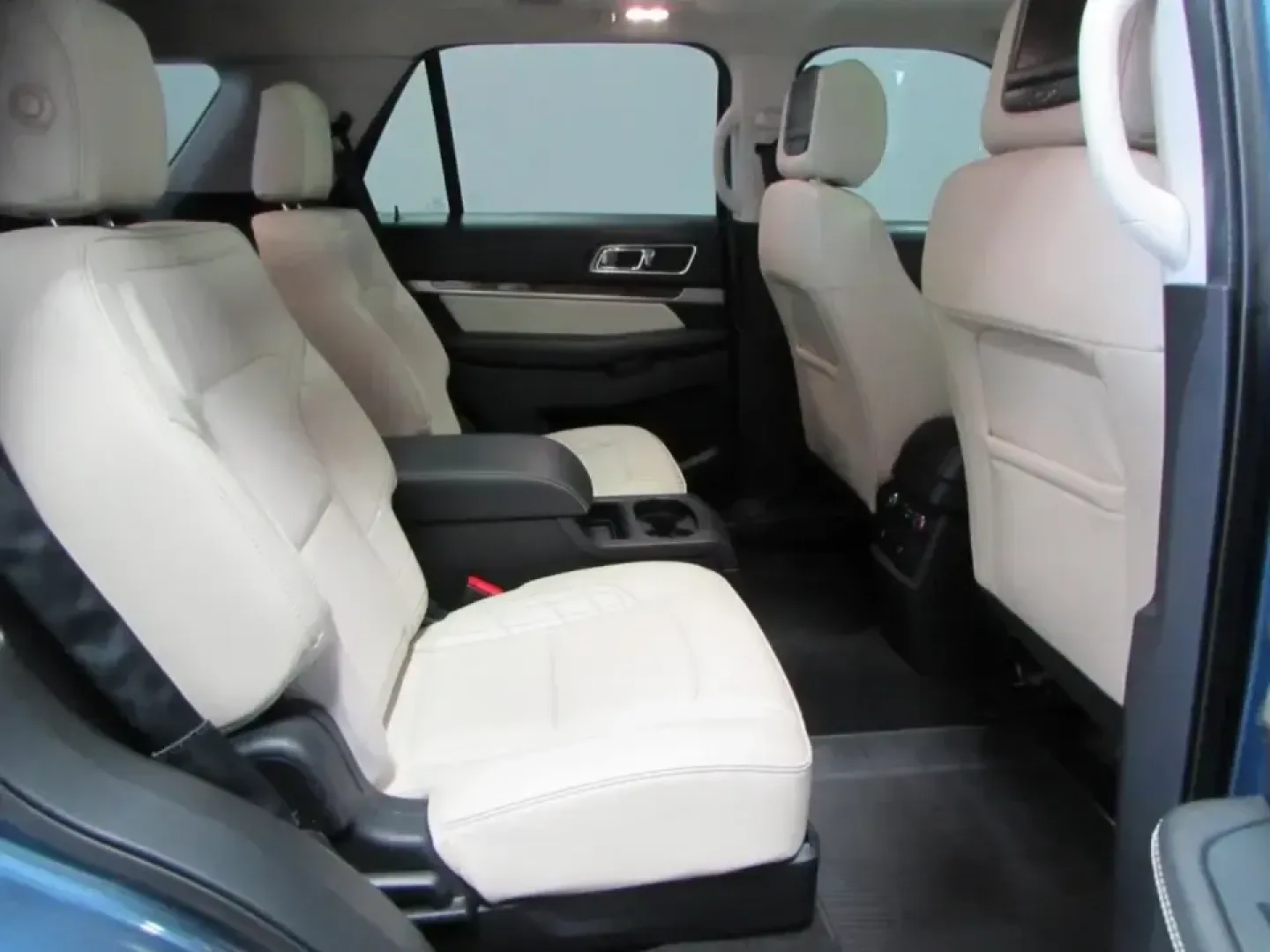 2018 /Medium Soft Ceramic Ford Explorer Platinum (1FM5K8HT1JG) with an 3.5L V6 DOHC 24V engine, Automatic transmission, located at 12836 Highway 21, De Soto, MO, 63020, (636) 337-7777, 38.151867, -90.575615 - Road-trip weekends, school-day carpools, and confident winter drives down Hwy 21 all get easier in a well-equipped SUV-and this **2018 Ford Explorer Platinum 4WD** is built for exactly that kind of real-life Missouri versatility. If you want a premium family hauler that can handle long commutes, unp - Photo#18