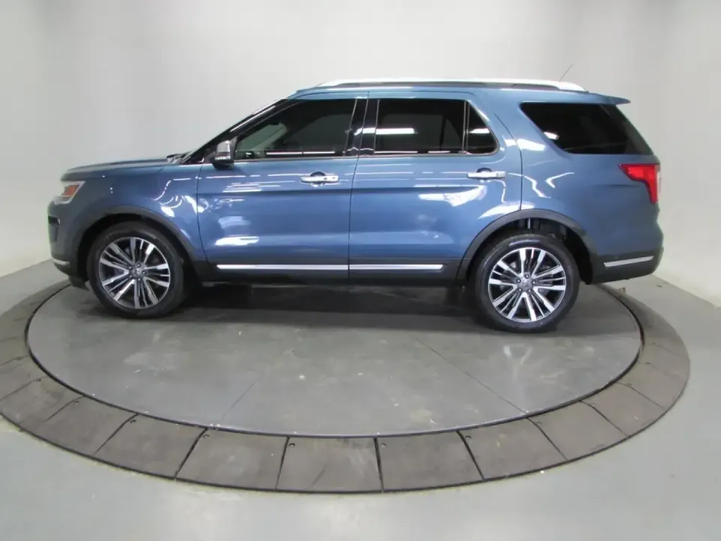 2018 /Medium Soft Ceramic Ford Explorer Platinum (1FM5K8HT1JG) with an 3.5L V6 DOHC 24V engine, Automatic transmission, located at 12836 Highway 21, De Soto, MO, 63020, (636) 337-7777, 38.151867, -90.575615 - Road-trip weekends, school-day carpools, and confident winter drives down Hwy 21 all get easier in a well-equipped SUV-and this **2018 Ford Explorer Platinum 4WD** is built for exactly that kind of real-life Missouri versatility. If you want a premium family hauler that can handle long commutes, unp - Photo#3