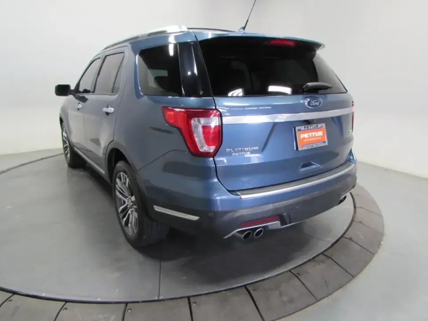 2018 /Medium Soft Ceramic Ford Explorer Platinum (1FM5K8HT1JG) with an 3.5L V6 DOHC 24V engine, Automatic transmission, located at 12836 Highway 21, De Soto, MO, 63020, (636) 337-7777, 38.151867, -90.575615 - Road-trip weekends, school-day carpools, and confident winter drives down Hwy 21 all get easier in a well-equipped SUV-and this **2018 Ford Explorer Platinum 4WD** is built for exactly that kind of real-life Missouri versatility. If you want a premium family hauler that can handle long commutes, unp - Photo#4