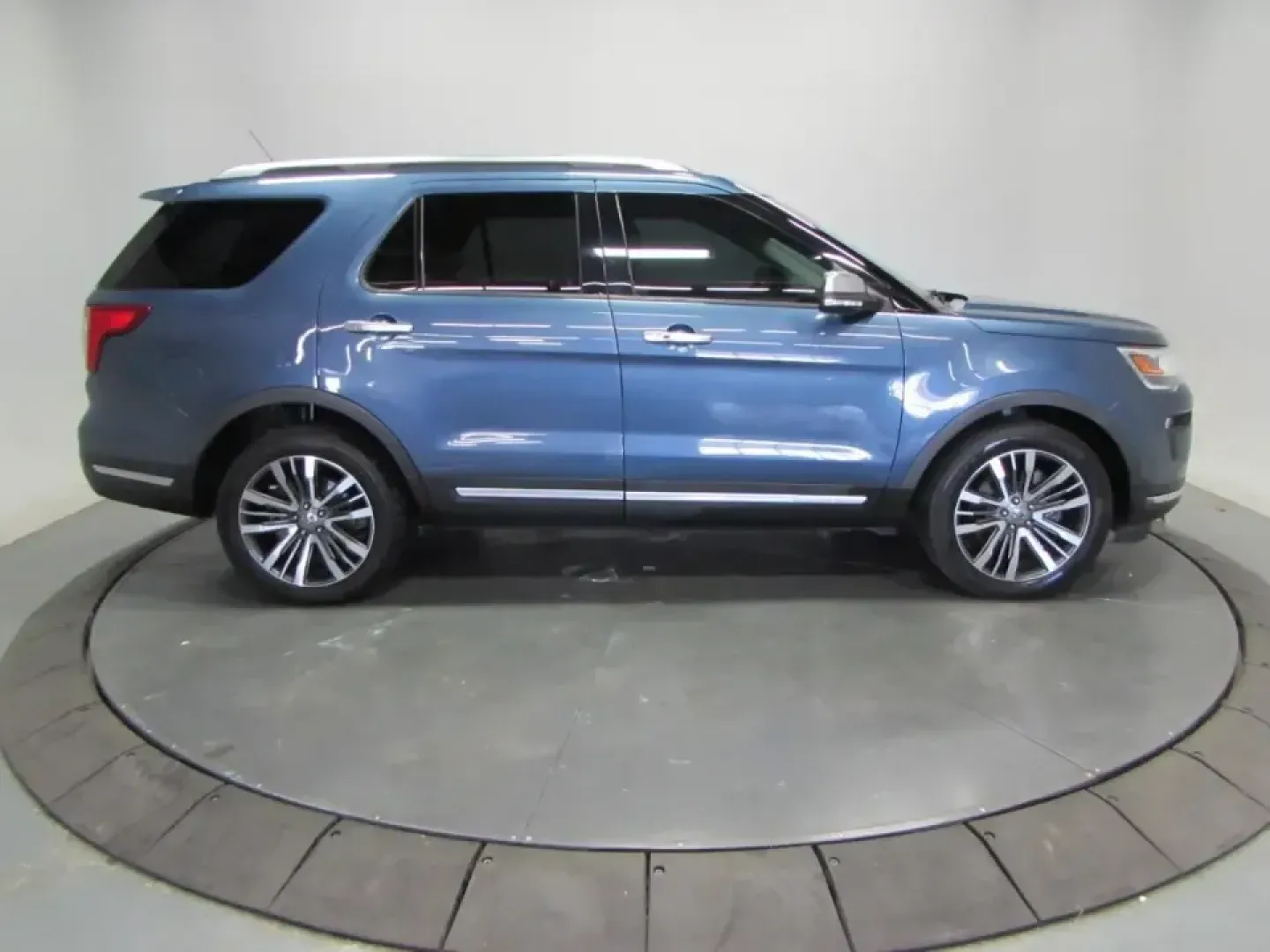 2018 /Medium Soft Ceramic Ford Explorer Platinum (1FM5K8HT1JG) with an 3.5L V6 DOHC 24V engine, Automatic transmission, located at 12836 Highway 21, De Soto, MO, 63020, (636) 337-7777, 38.151867, -90.575615 - Road-trip weekends, school-day carpools, and confident winter drives down Hwy 21 all get easier in a well-equipped SUV-and this **2018 Ford Explorer Platinum 4WD** is built for exactly that kind of real-life Missouri versatility. If you want a premium family hauler that can handle long commutes, unp - Photo#7