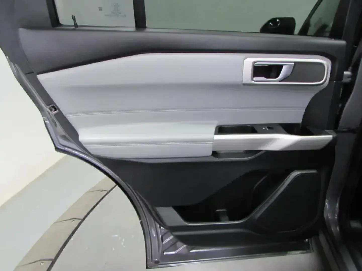 2021 /Light Slate Ford Explorer XLT (1FMSK8DH0MG) with an 2.3L L4 DOHC 16V engine, Automatic transmission, located at 12836 Highway 21, De Soto, MO, 63020, (636) 337-7777, 38.151867, -90.575615 - Ready for school drop-offs, long commutes down MO-21, and weekend escapes to Washington State Park or a day trip toward St. Louis, this 2021 Ford Explorer XLT is the kind of SUV that fits real life in De Soto. With confident Four Wheel Drive for rough weather, roomy three-row flexibility for growing - Photo#13