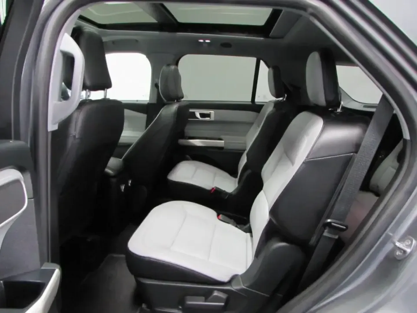 2021 /Light Slate Ford Explorer XLT (1FMSK8DH0MG) with an 2.3L L4 DOHC 16V engine, Automatic transmission, located at 12836 Highway 21, De Soto, MO, 63020, (636) 337-7777, 38.151867, -90.575615 - Ready for school drop-offs, long commutes down MO-21, and weekend escapes to Washington State Park or a day trip toward St. Louis, this 2021 Ford Explorer XLT is the kind of SUV that fits real life in De Soto. With confident Four Wheel Drive for rough weather, roomy three-row flexibility for growing - Photo#14