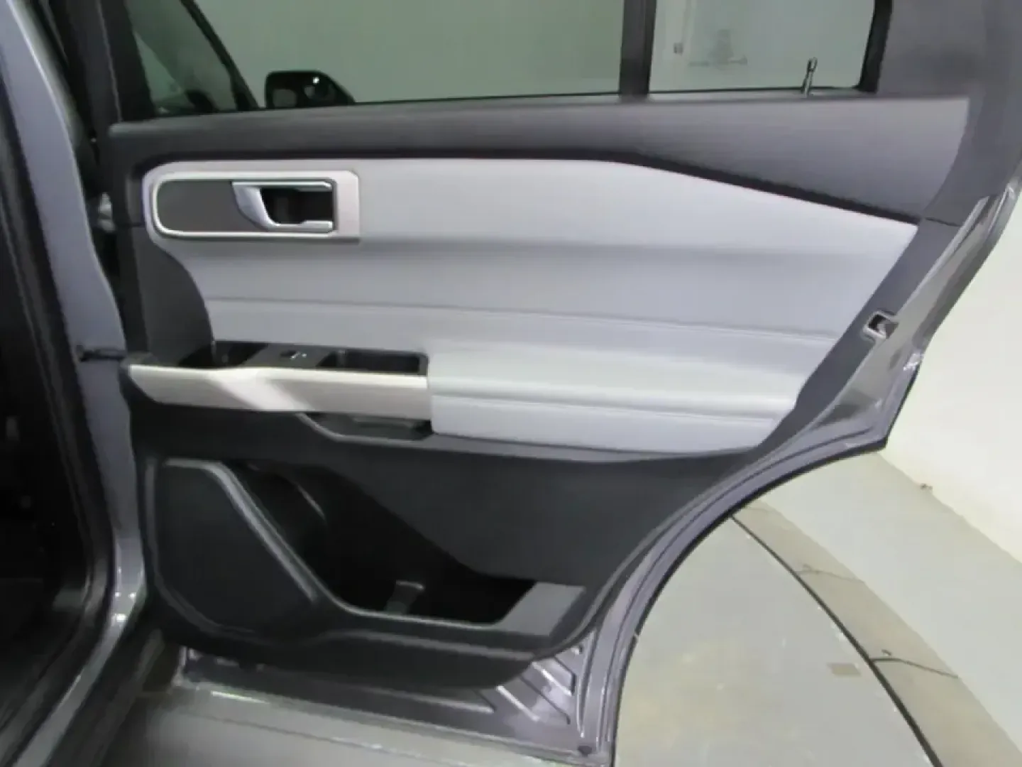 2021 /Light Slate Ford Explorer XLT (1FMSK8DH0MG) with an 2.3L L4 DOHC 16V engine, Automatic transmission, located at 12836 Highway 21, De Soto, MO, 63020, (636) 337-7777, 38.151867, -90.575615 - Ready for school drop-offs, long commutes down MO-21, and weekend escapes to Washington State Park or a day trip toward St. Louis, this 2021 Ford Explorer XLT is the kind of SUV that fits real life in De Soto. With confident Four Wheel Drive for rough weather, roomy three-row flexibility for growing - Photo#18