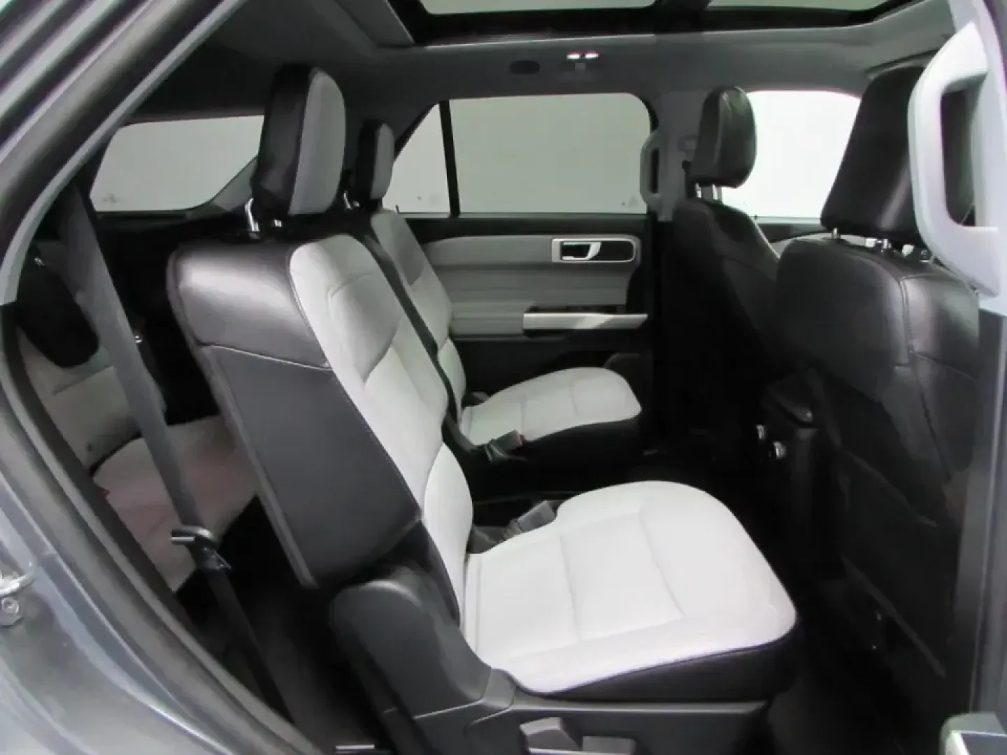 2021 /Light Slate Ford Explorer XLT (1FMSK8DH0MG) with an 2.3L L4 DOHC 16V engine, Automatic transmission, located at 12836 Highway 21, De Soto, MO, 63020, (636) 337-7777, 38.151867, -90.575615 - Ready for school drop-offs, long commutes down MO-21, and weekend escapes to Washington State Park or a day trip toward St. Louis, this 2021 Ford Explorer XLT is the kind of SUV that fits real life in De Soto. With confident Four Wheel Drive for rough weather, roomy three-row flexibility for growing - Photo#19