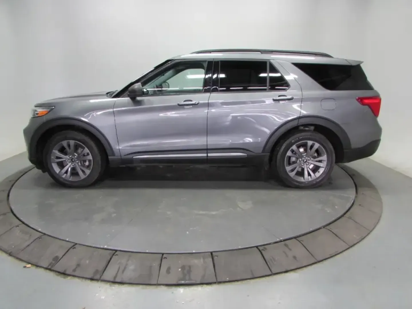 2021 /Light Slate Ford Explorer XLT (1FMSK8DH0MG) with an 2.3L L4 DOHC 16V engine, Automatic transmission, located at 12836 Highway 21, De Soto, MO, 63020, (636) 337-7777, 38.151867, -90.575615 - Ready for school drop-offs, long commutes down MO-21, and weekend escapes to Washington State Park or a day trip toward St. Louis, this 2021 Ford Explorer XLT is the kind of SUV that fits real life in De Soto. With confident Four Wheel Drive for rough weather, roomy three-row flexibility for growing - Photo#3