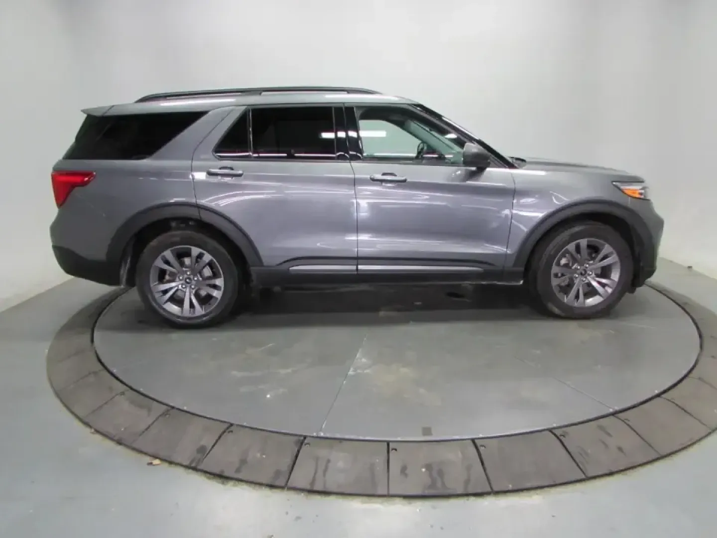 2021 /Light Slate Ford Explorer XLT (1FMSK8DH0MG) with an 2.3L L4 DOHC 16V engine, Automatic transmission, located at 12836 Highway 21, De Soto, MO, 63020, (636) 337-7777, 38.151867, -90.575615 - Ready for school drop-offs, long commutes down MO-21, and weekend escapes to Washington State Park or a day trip toward St. Louis, this 2021 Ford Explorer XLT is the kind of SUV that fits real life in De Soto. With confident Four Wheel Drive for rough weather, roomy three-row flexibility for growing - Photo#7