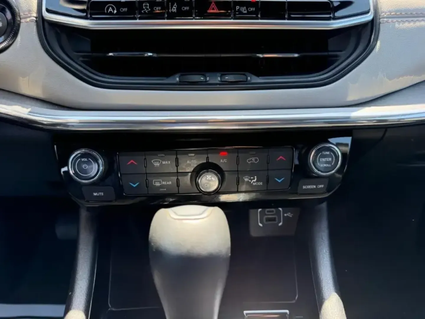 2024 /Black Leather Jeep Compass Limited (3C4NJDCNXRT) with an 2.0L I4 DOHC DI Turbo engine, Automatic transmission, located at 970 Woodlawn Dr., Farmington, MO, 63640, (573) 431-7800, 37.825642, -90.468674 - Weekend getaways to the St. Francois Mountains, confident winter commuting on slick Missouri mornings, and everyday errands around town-this 2024 Jeep Compass Limited 4x4 is built for the lifestyle of drivers who want one SUV that can do it all. If you've been searching used cars near me and need a - Photo#14