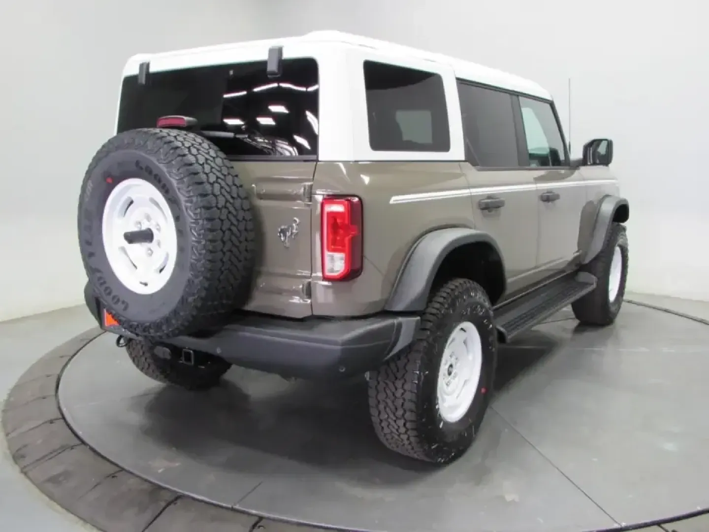2026 Ford Bronco Heritage Edition (1FMEE4DP0TL) with an 2.7L V6 engine, located at 12836 Highway 21, De Soto, MO, 63020, (636) 337-7777, 38.151867, -90.575615 - Ready for weekends that start in De Soto and end somewhere off the map? The 2026 Ford Bronco Heritage Edition is built for Missouri backroads, campground getaways, and confident daily driving-whether you're cruising to work, loading up for a family road trip, or chasing fresh air past the hills and - Photo#6