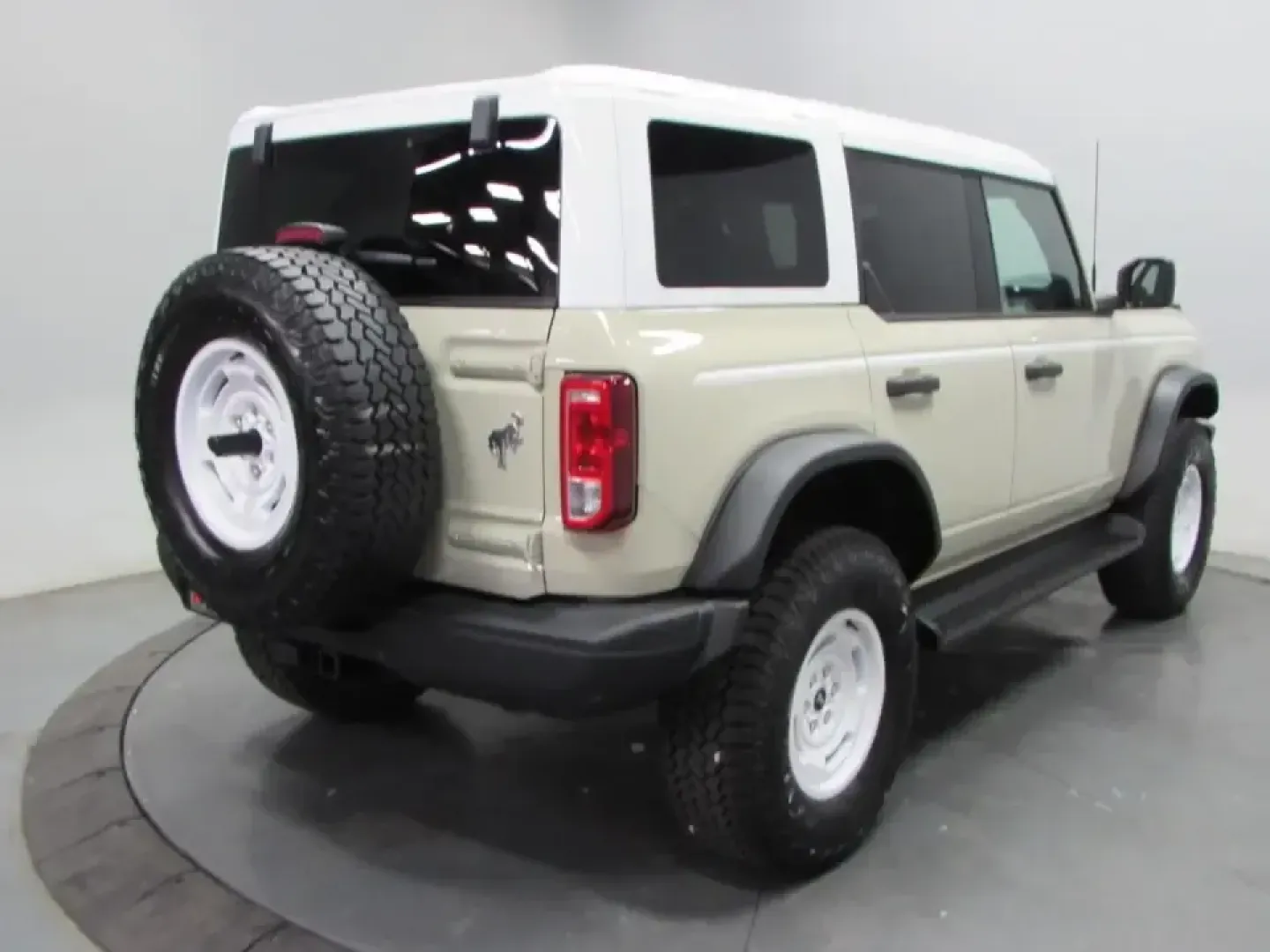 2026 Ford Bronco Heritage Edition (1FMEE4DP4TL) with an 2.7L V6 engine, located at 12836 Highway 21, De Soto, MO, 63020, (636) 337-7777, 38.151867, -90.575615 - Weekend escapes, muddy trailheads, and scenic backroads feel a lot closer when your SUV is built to turn let's go into a real plan. If your lifestyle includes exploring Mark Twain National Forest, cruising down Missouri Hwy 21, or packing up for a quick getaway after work, this **2026 Ford Bronco He - Photo#6