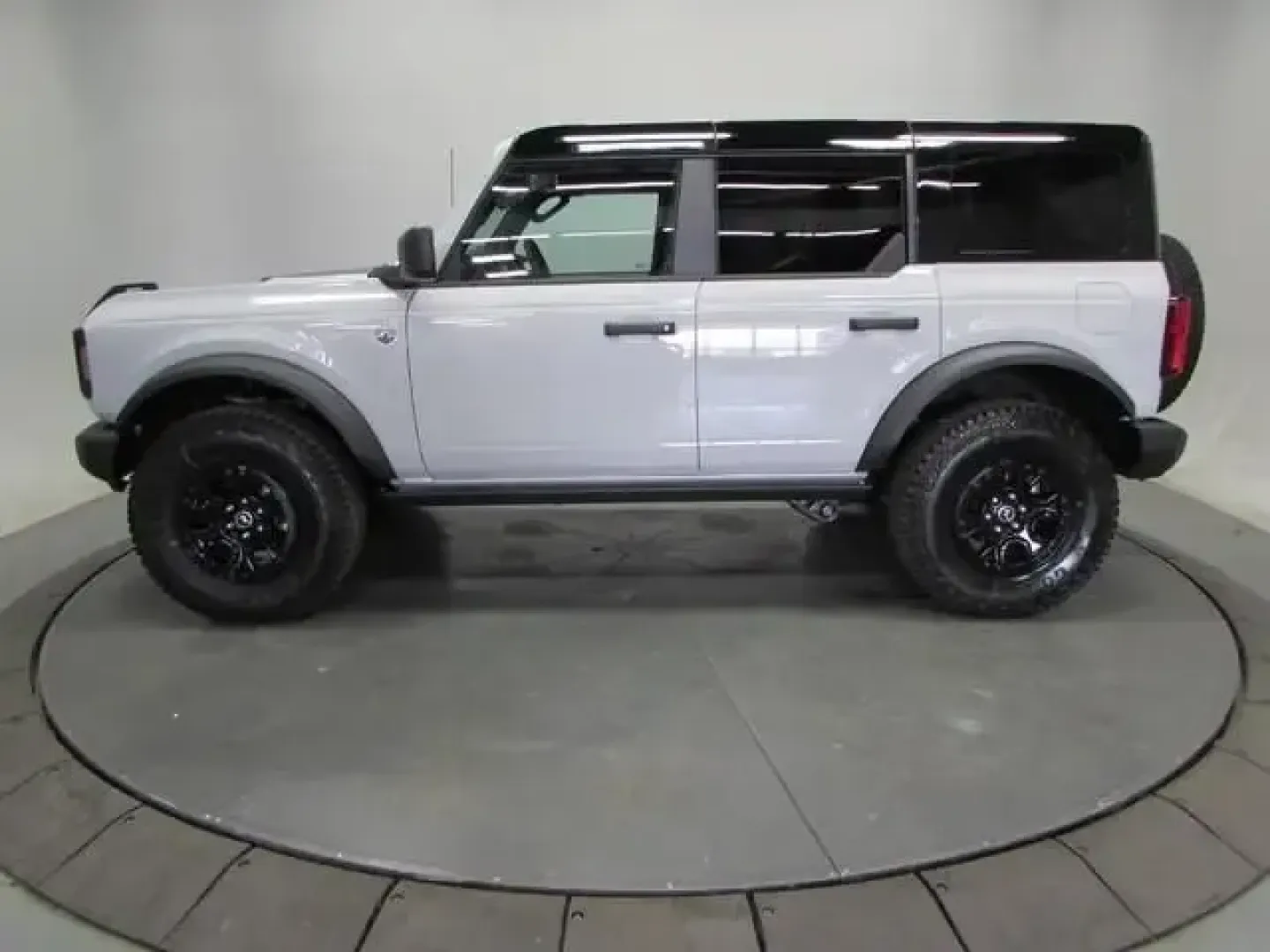 2026 Ford Bronco Big Bend (1FMEE7BH4TL) with an 2.3L EcoBoost I-4 engine, located at 12836 Highway 21, De Soto, MO, 63020, (636) 337-7777, 38.151867, -90.575615 - Weekend trail runs, river floats, and spontaneous road trips out past De Soto all feel better when your SUV is ready for the plan-and the backup plan. If your ideal lifestyle mixes daily driving with dirt-road detours, this **2026 Ford Bronco Big Bend** is built for it. With just **5 miles** on the - Photo#3
