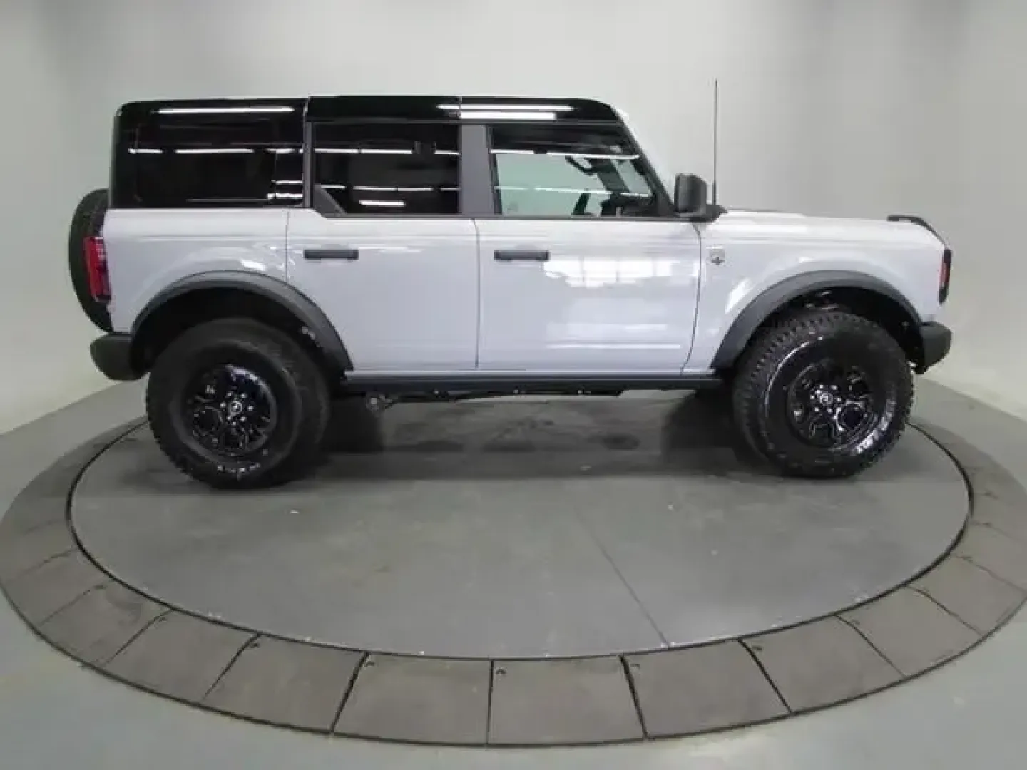 2026 Ford Bronco Big Bend (1FMEE7BH4TL) with an 2.3L EcoBoost I-4 engine, located at 12836 Highway 21, De Soto, MO, 63020, (636) 337-7777, 38.151867, -90.575615 - Weekend trail runs, river floats, and spontaneous road trips out past De Soto all feel better when your SUV is ready for the plan-and the backup plan. If your ideal lifestyle mixes daily driving with dirt-road detours, this **2026 Ford Bronco Big Bend** is built for it. With just **5 miles** on the - Photo#7