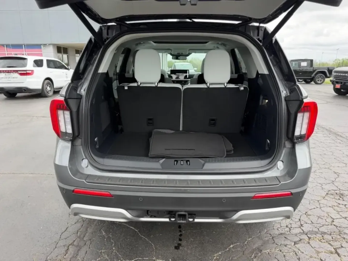 2026 /Salt Crystal/Onyx Leather Ford Explorer Platinum (1FMUK8HH1TG) with an 2.3L EcoBoost I-4 engine, Automatic transmission, located at 141 Commercial Dr, Fredericktown, MO, 63645, (573) 783-6432, 37.570087, -90.320648 - Whether you're shuttling kids to practice, commuting from the Park Hills area, or loading up for a weekend at Mark Twain National Forest, this 2026 Ford Explorer Platinum is built to make every mile feel easier-and more enjoyable. With just 4 miles on the odometer, it delivers that new-car feel with - Photo#4