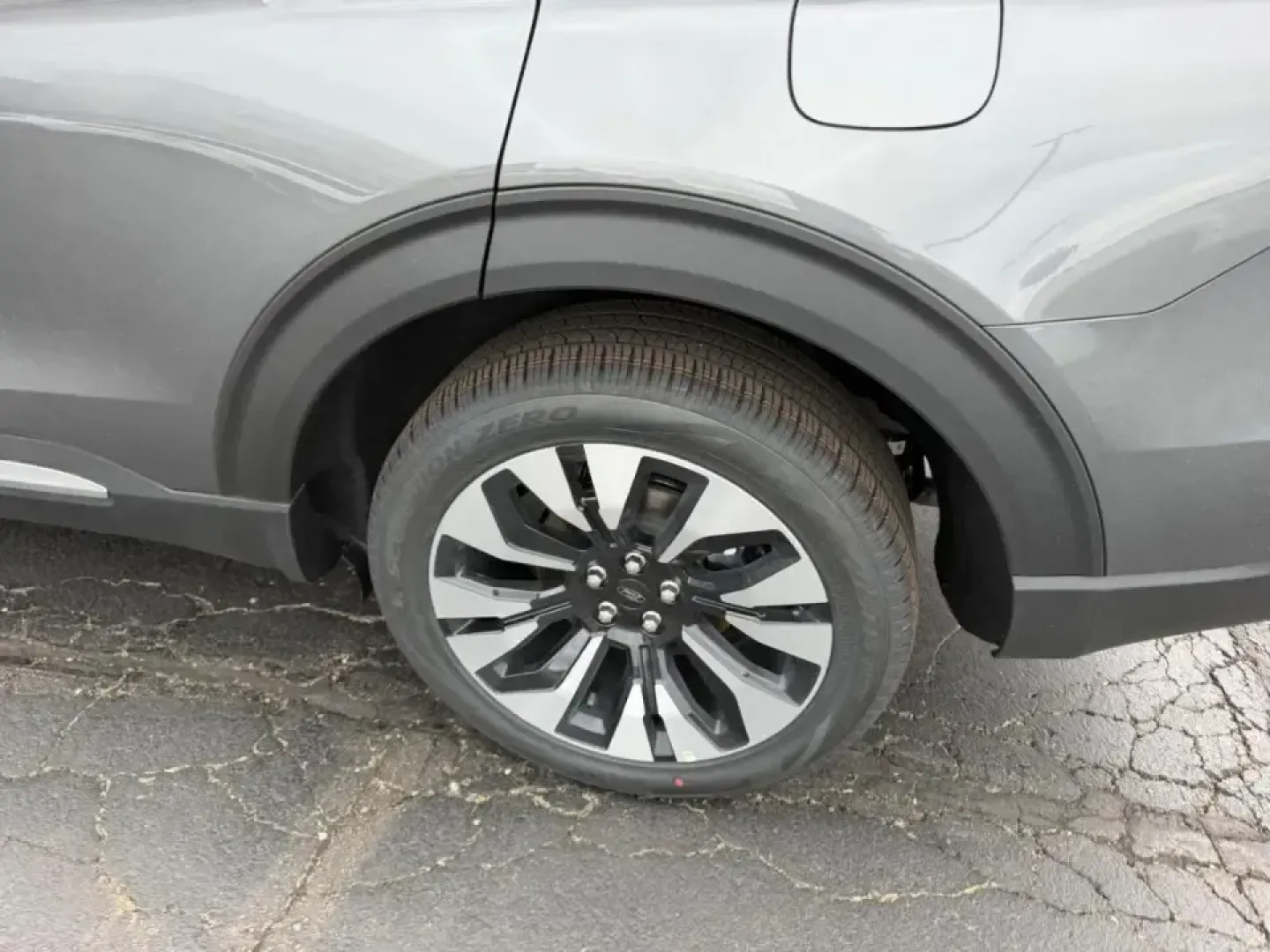 2026 /Salt Crystal/Onyx Leather Ford Explorer Platinum (1FMUK8HH1TG) with an 2.3L EcoBoost I-4 engine, Automatic transmission, located at 141 Commercial Dr, Fredericktown, MO, 63645, (573) 783-6432, 37.570087, -90.320648 - Whether you're shuttling kids to practice, commuting from the Park Hills area, or loading up for a weekend at Mark Twain National Forest, this 2026 Ford Explorer Platinum is built to make every mile feel easier-and more enjoyable. With just 4 miles on the odometer, it delivers that new-car feel with - Photo#6
