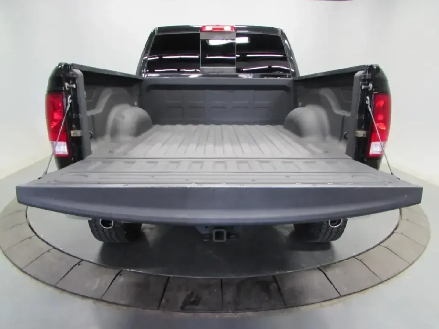 2016 /Diesel Gray/Black Ram 1500 Big Horn (3C6RR7LT6GG) with an 5.7L V8 OHV 16V engine, 6A transmission, located at 12830 Highway 21, De Soto, MO, 63020, (636) 337-7777, 38.153099, -90.573624 - Need a truck that can handle weekday commutes through Jefferson County and still be ready for weekend projects, lake runs, and backroad exploring? This 2016 Ram 1500 Big Horn 4x4 is built for the De Soto lifestyle-strong V8 power for towing and hauling, a comfortable crew cab for friends or family, - Photo#10