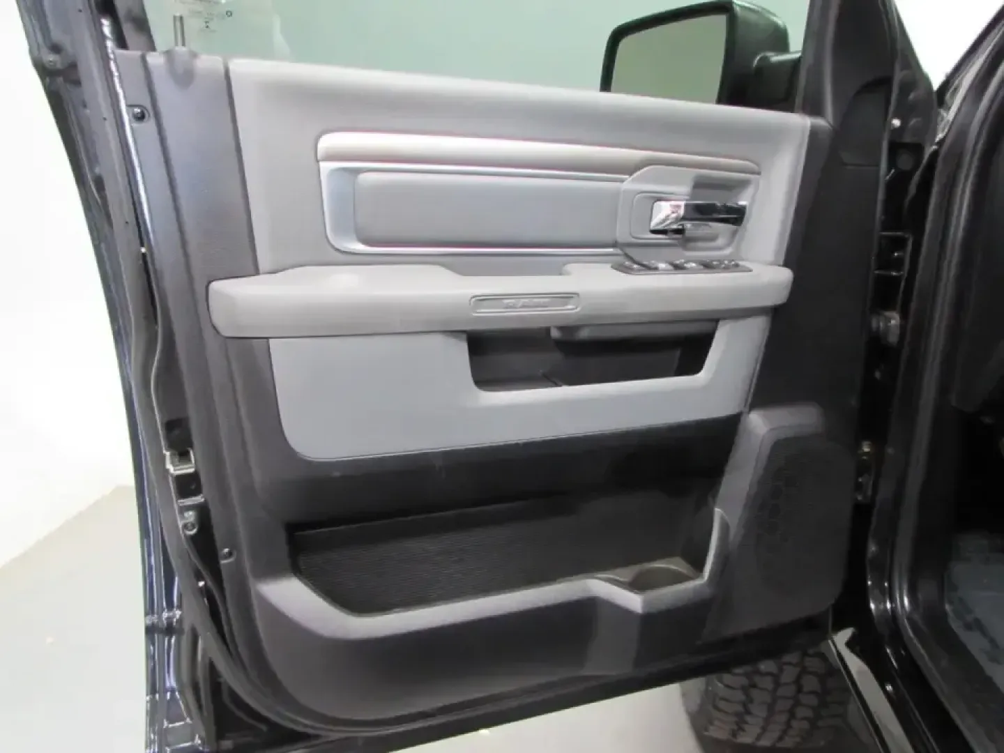 2016 /Diesel Gray/Black Ram 1500 Big Horn (3C6RR7LT6GG) with an 5.7L V8 OHV 16V engine, 6A transmission, located at 12830 Highway 21, De Soto, MO, 63020, (636) 337-7777, 38.153099, -90.573624 - Need a truck that can handle weekday commutes through Jefferson County and still be ready for weekend projects, lake runs, and backroad exploring? This 2016 Ram 1500 Big Horn 4x4 is built for the De Soto lifestyle-strong V8 power for towing and hauling, a comfortable crew cab for friends or family, - Photo#11